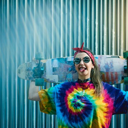 Young woman with urban style, she poses with a long board. Mlaga, AL, Spain PUBLICATIONxINxGERxSUIxAUTxONLY CR_FPOBYG201105B-549390-01 ,model released, Symbolfoto