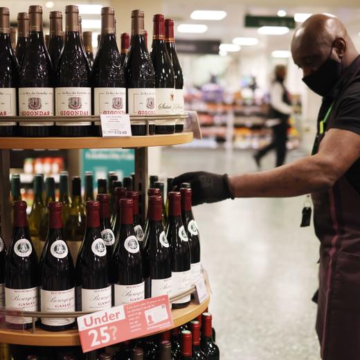 Un employé d'un magasin est photographié à Londres, le 1er août 2023.