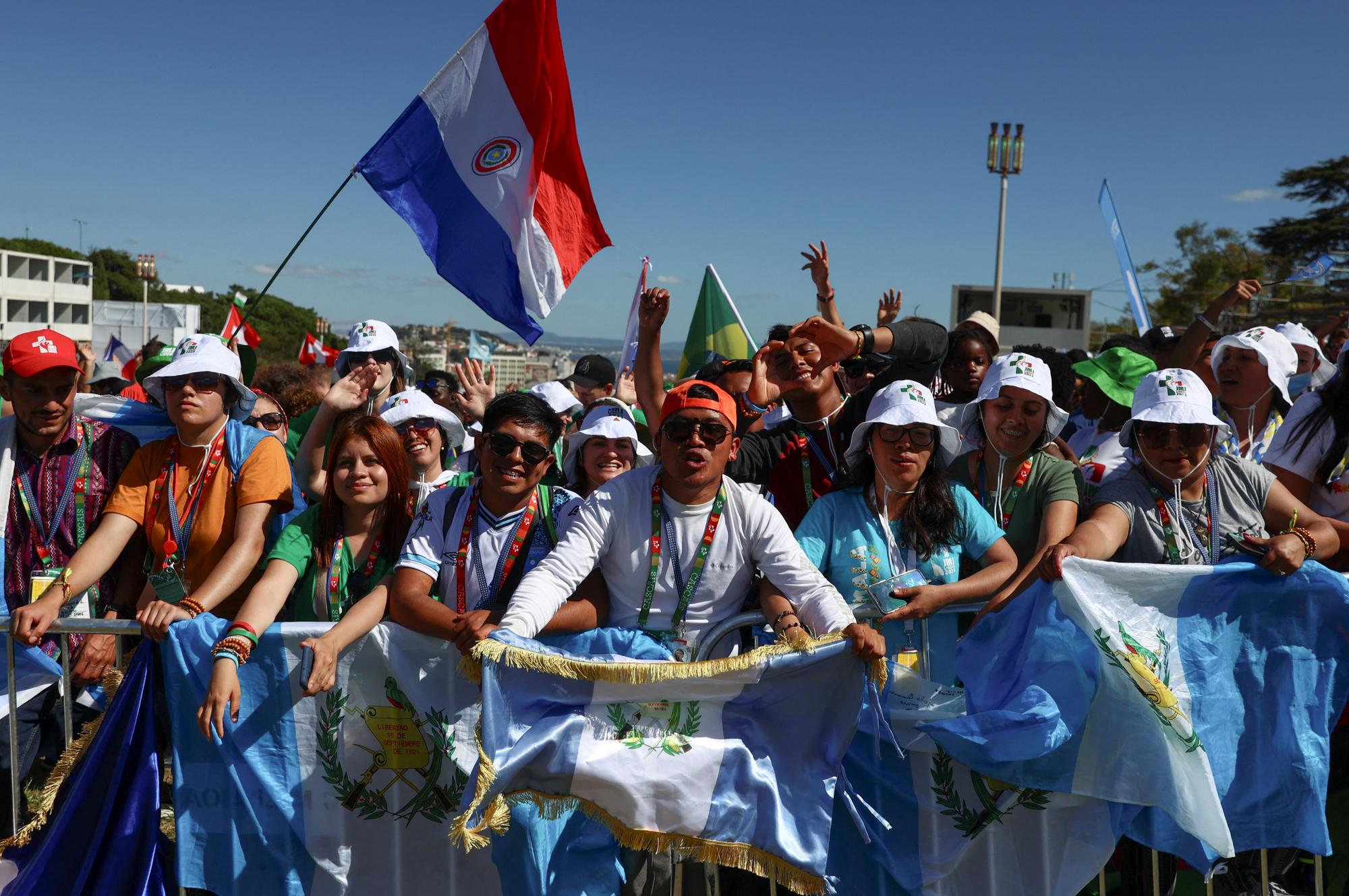 Catholic pilgrims gather on the day of the opening mass of the XXXVII World Youth Day celebration, in Lisbon, Portugal August 1, 2023. REUTERS/Pedro Nunes