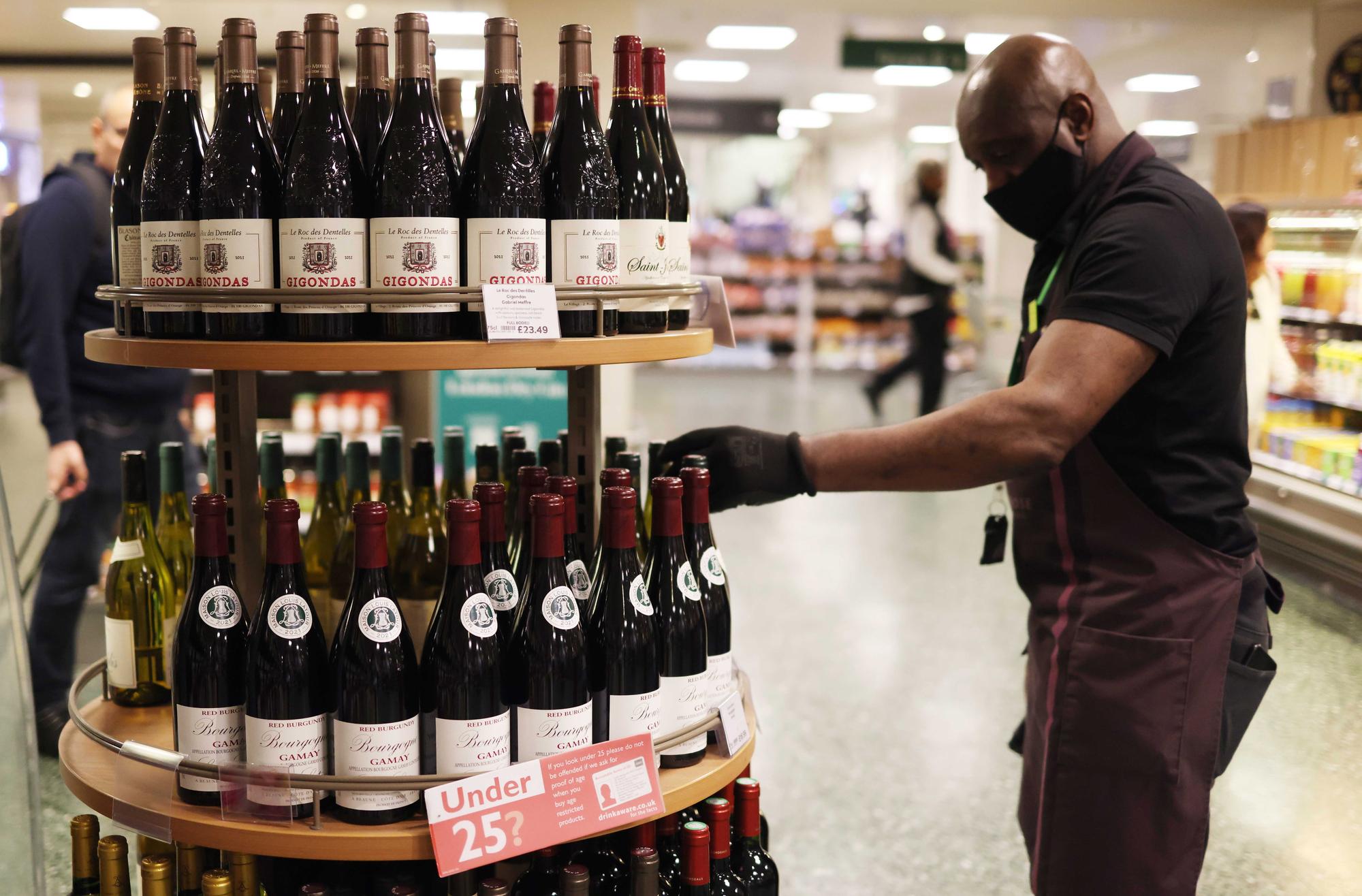 Un employé d'un magasin est photographié à Londres, le 1er août 2023.