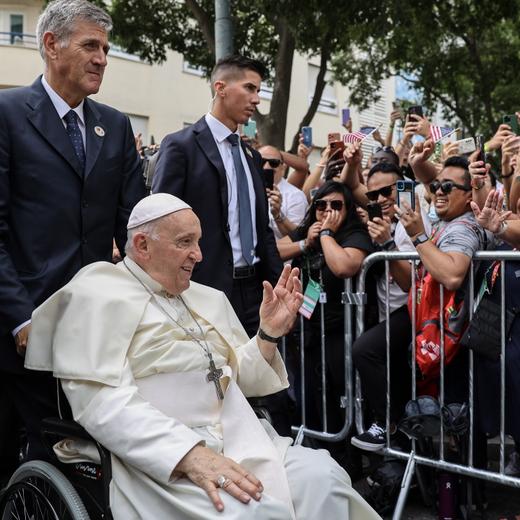 epa10781392 Pope Francis waves to the crowd as he arrives for a meeting with the Portugal's Prime Minister Antonio Costa (not pictured) at Apostolic Nunciature in Lisbon, Portugal, 02 August 2023. The Pontiff is in Portugal on the occasion of World Youth Day (WYD), one of the main events of the Church that gathers the Pope with youngsters from around the world, that takes place until 06 August. EPA/MIGUEL A. LOPES / POOL