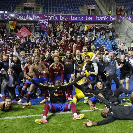 Servette's players let their joy burst after their penalty shootout victory, during the UEFA Champions League Second qualifying round first leg soccer match between Belgium's KRC Genk and Switzerland's Servette FC , at the Cegeka Arena, in Genk, Belgium, Wednesday, August 2, 2023. (KEYSTONE/Salvatore Di Nolfi)