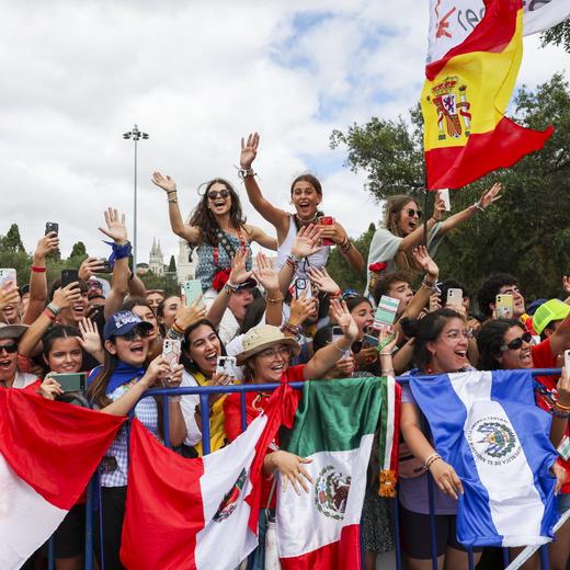 Foule de jeunes croyants aux JMJ 2023 à Lisbonne.