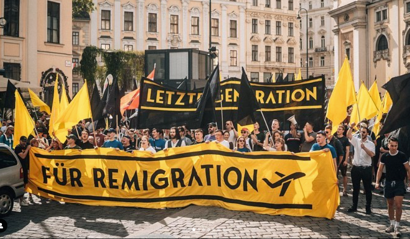 Manifestation pour la «remigration» à Vienne, le 29 juillet 2023. Nicolas Rimoldi, barbe et cheveux longs, se trouve en plein centre.