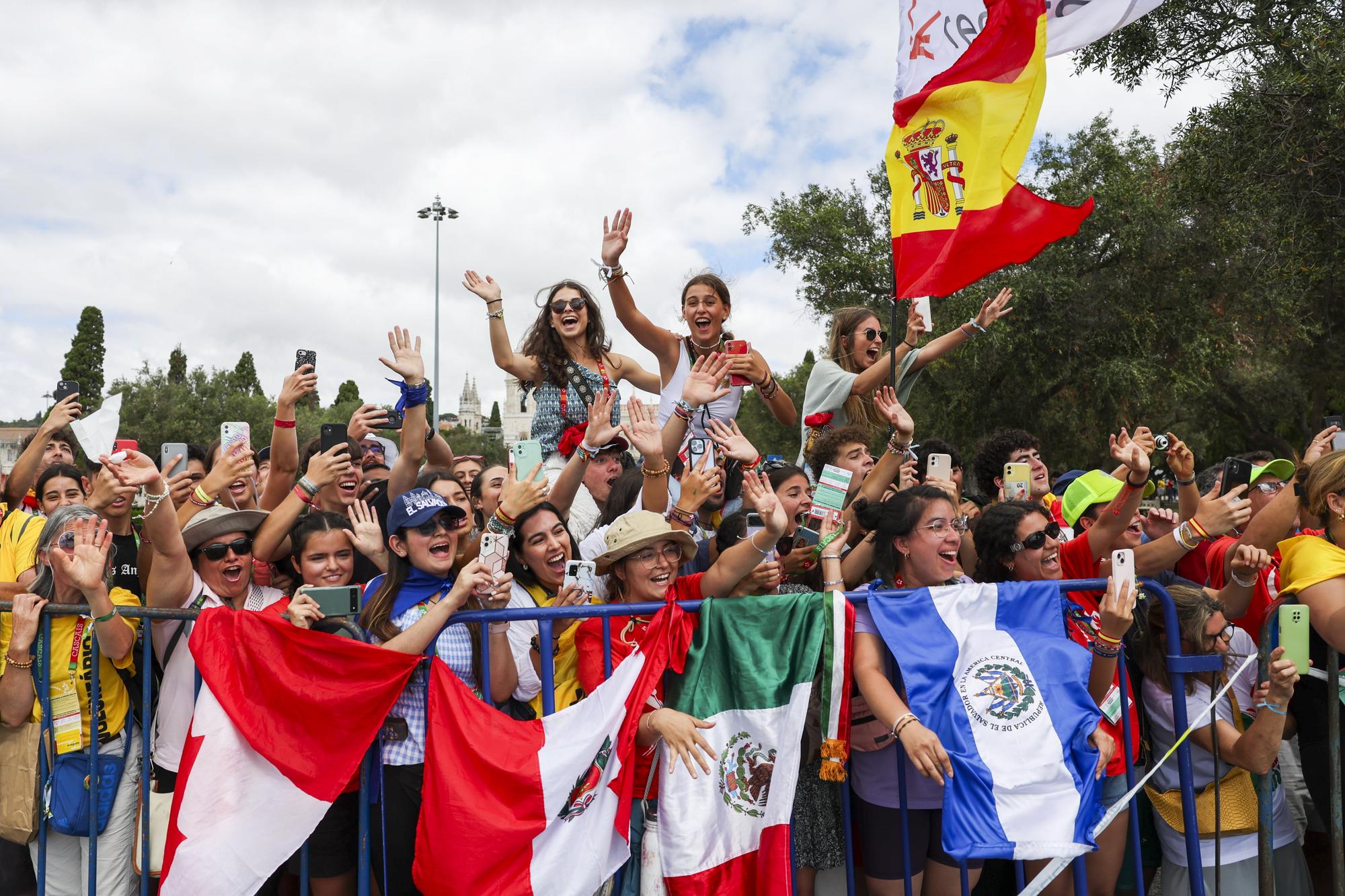 Foule de jeunes croyants aux JMJ 2023 à Lisbonne.
