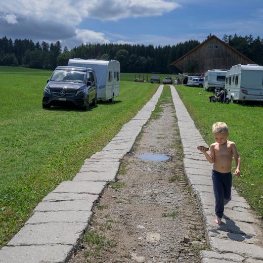 Le campement des Yéniches à Sales ,canton de Fribourg, gens du voyage suisse. 30.7.2023.