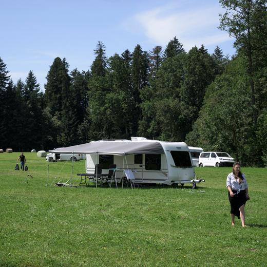Le campement des Yéniches à Sales ,canton de Fribourg, gens du voyage suisse. 30.7.2023.