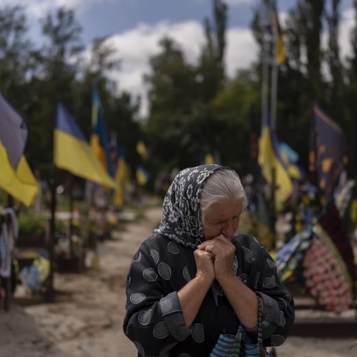 Svitlana Sushko, 62 ans, visite la tombe de son plus jeune fils, un soldat ukrainien mort dans la guerre