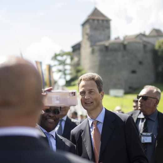 Erbprinz Alois laesst sich mit einem Besucher fotografieren vor Schloss Vaduz, am Liechtensteiner Staatsfeiertag, am Montag, 15. August 2022, in Vaduz. (KEYSTONE/Gian Ehrenzeller)