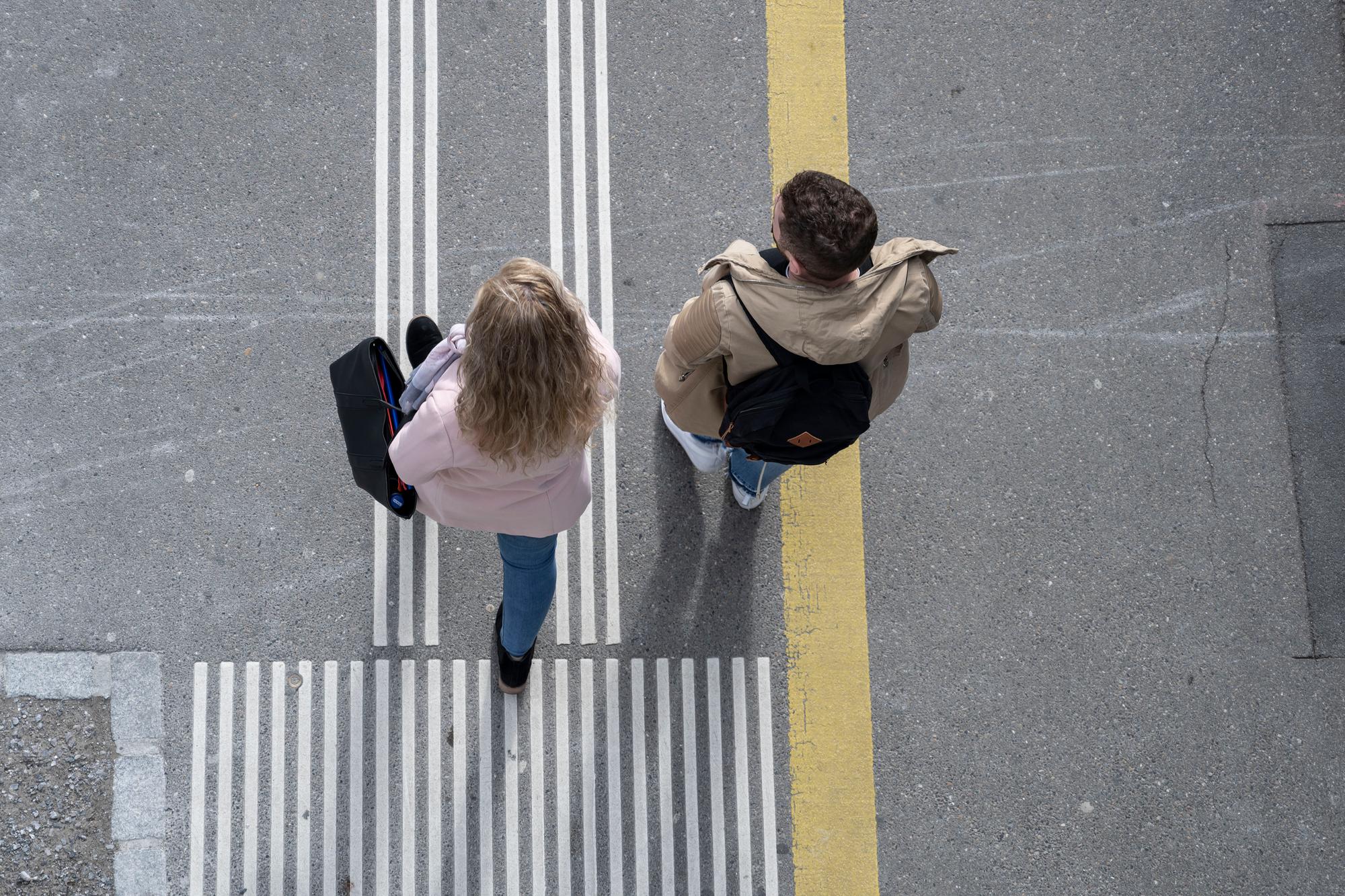Fussgaenger an der Hardstrasse am 05. Maerz 2019 in Zuerich.