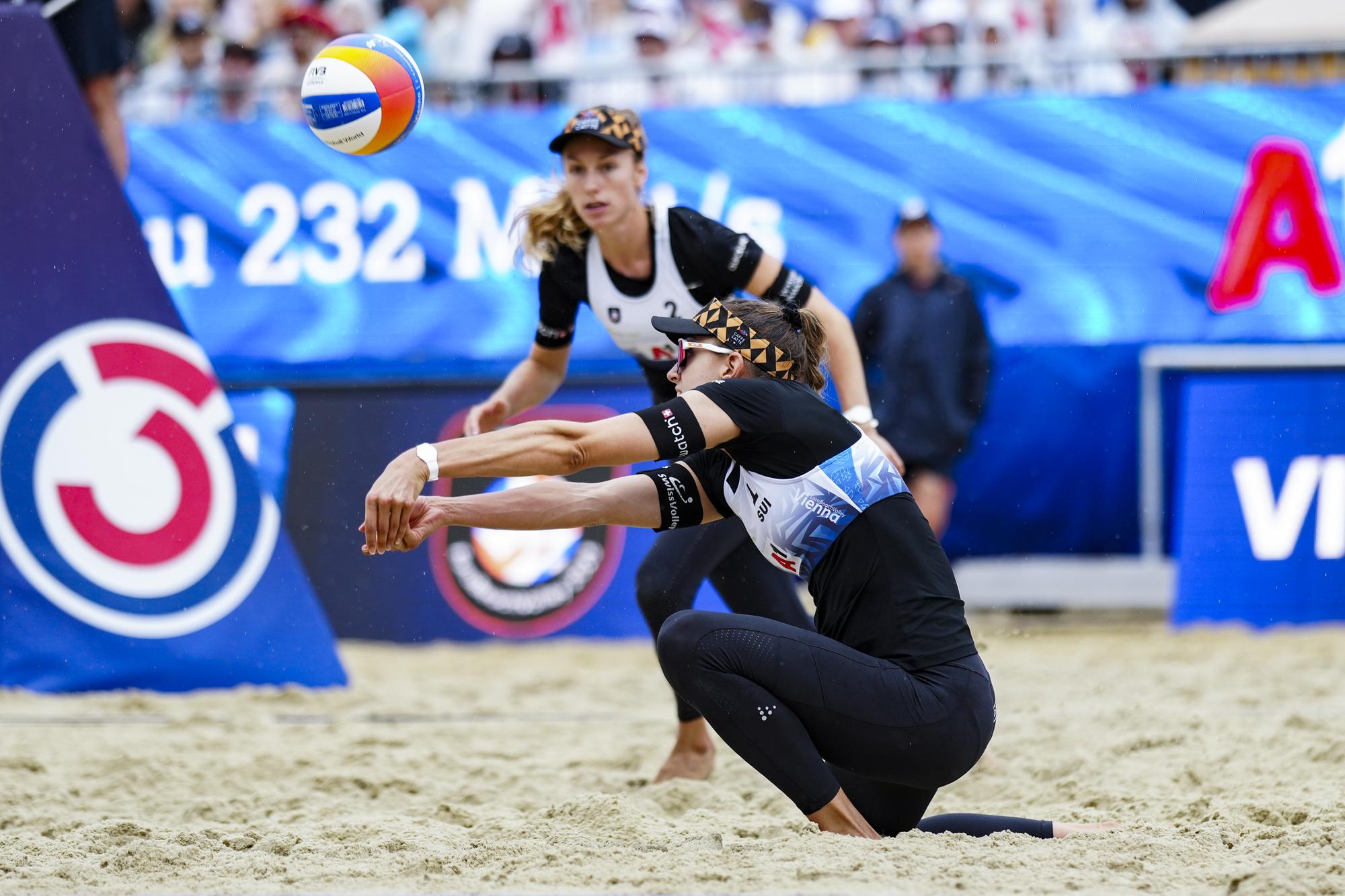 ABD0235_20230804 - WIEN - ÖSTERREICH: Tanja Hüberli (SUI) und Nina Brunner (SUI) anl. der Beach-Volleyball Europameisterschaft Achtel- und Viertelfinale der Frauen, aufgenommen am Freitag, 4. August 2023, auf der Donauinsel in Wien.. - FOTO: APA/EVA MANHART