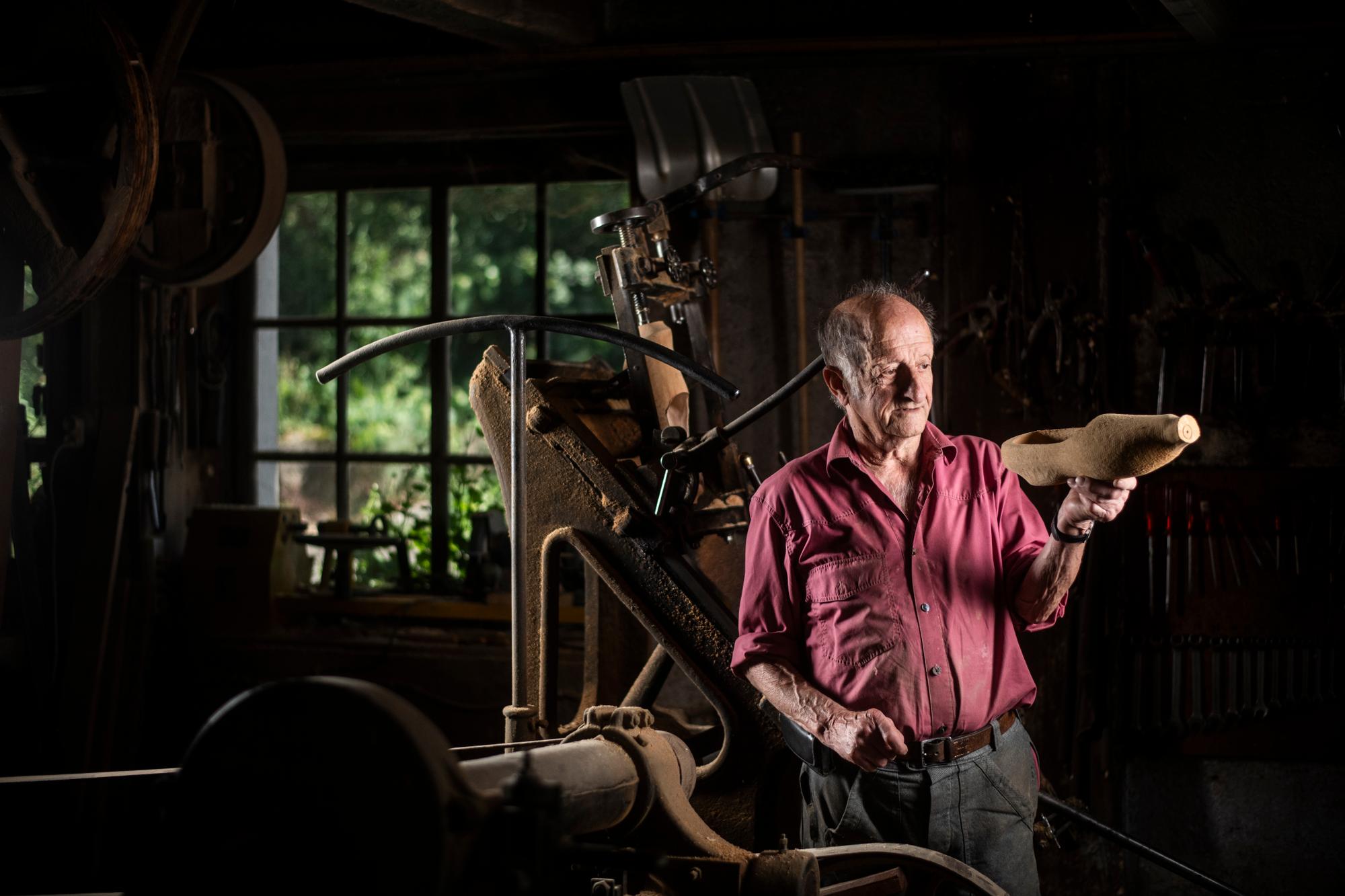 Portrait de :André Gaignat sabotier dans le jura . Réalisé dans le cadre d'une série d'été sur les ''poètes de l'artisanat'' pour le journal le Temps abec. Gregoire Baur. ©Louis Dasselborne
