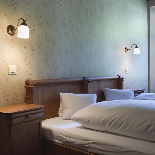 ARCHIVBILD ZUR JAHRESBILANZ 2019 VON SCHWEIZ TOURISMUS, AM DONNERSTAG, 27. FEBRUAR 2020 - A room in the Hotel Ofenhorn in Binn, Canton of Valais, Switzerland, pictured on June 17, 2018. The Hotel Ofenhorn was opened in 1883 and is a member of Swiss Historic Hotels. Founded in 2004, Swiss Historic Hotels is an association that offers a network of historic hotels and restaurants. (KEYSTONE/Gaetan Bally)