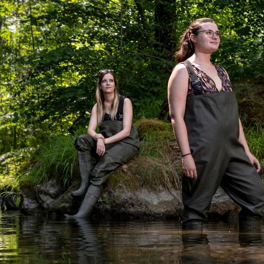 Prélèvement dans la Mèbre de la pollution présente. Une méthode qui permet de remonter à la source de la pollution des cours d'eau. Fabienne Pfeifer et Ines Tascon, doctorantes de l'Unité de sciences forensiques, université de Lausanne, Suisse. Le 19 juin 2023.