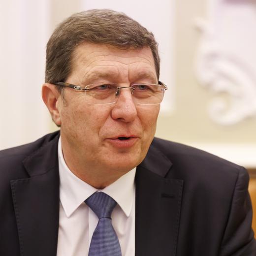 Mauro Poggia, president du Conseil d'Etat et conseiller d'Etat genevois, presente le plan climat: renforcement de la politique cantonale, lors d'une conference de presse in corpore du Conseil d'Etat genevois, ce mercredi 7 decembre 2022 a Geneve. (KEYSTONE/Salvatore Di Nolfi)