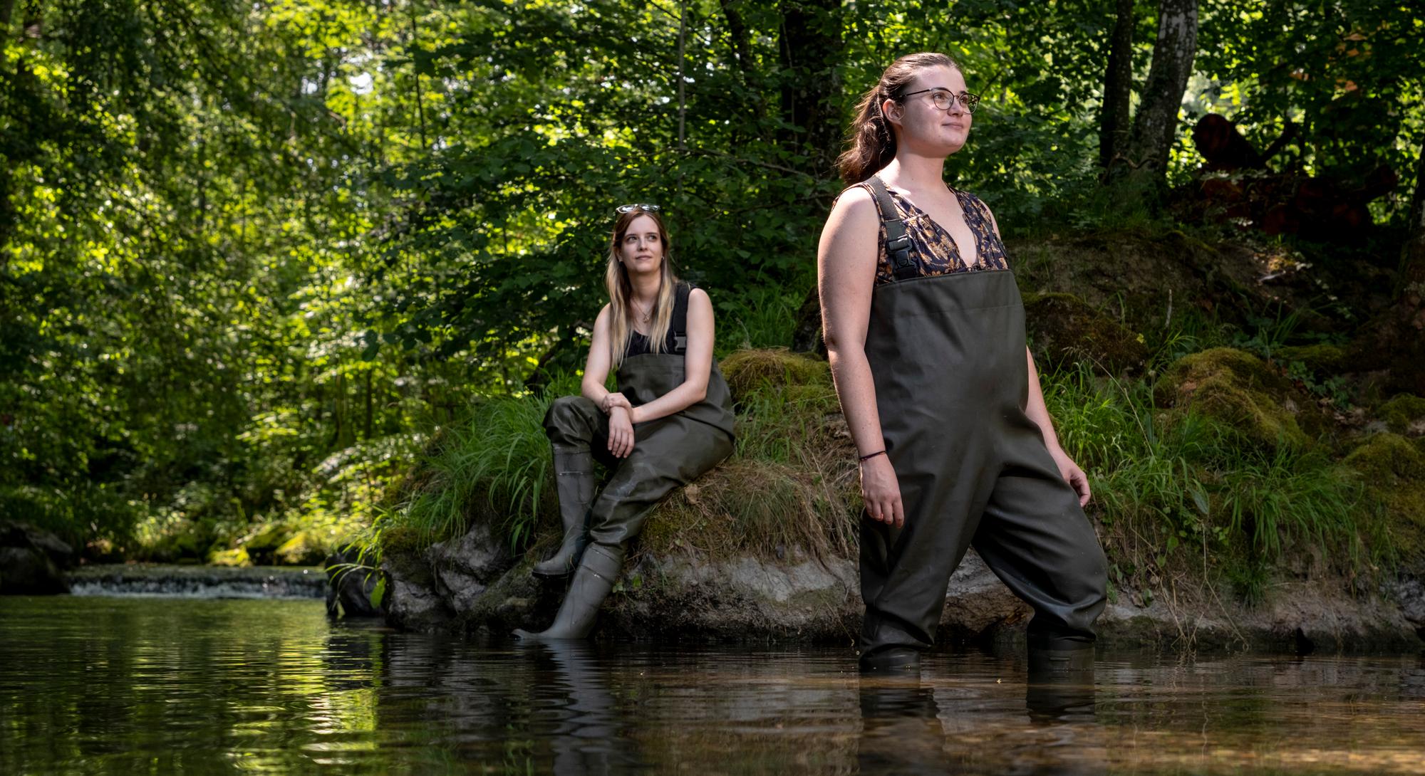 Prélèvement dans la Mèbre de la pollution présente. Une méthode qui permet de remonter à la source de la pollution des cours d'eau. Fabienne Pfeifer et Ines Tascon, doctorantes de l'Unité de sciences forensiques, université de Lausanne, Suisse. Le 19 juin 2023.