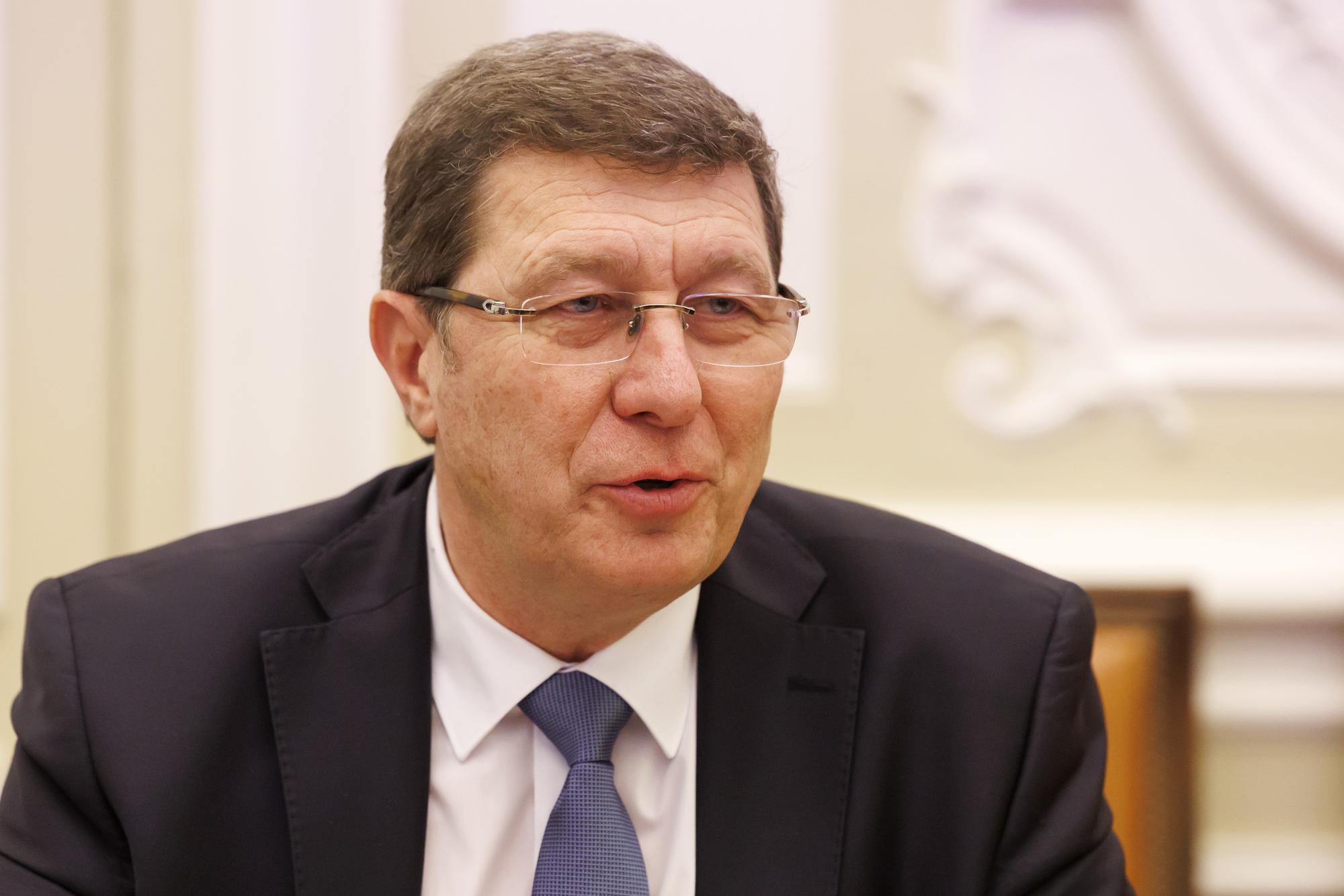 Mauro Poggia, president du Conseil d'Etat et conseiller d'Etat genevois, presente le plan climat: renforcement de la politique cantonale, lors d'une conference de presse in corpore du Conseil d'Etat genevois, ce mercredi 7 decembre 2022 a Geneve. (KEYSTONE/Salvatore Di Nolfi)