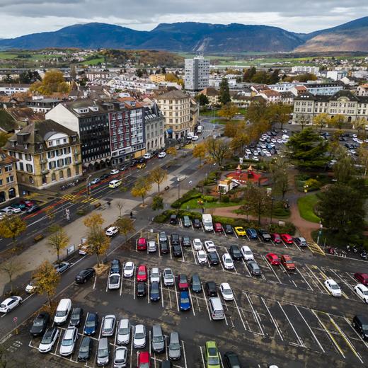 Une vue aerienne de la Place d'Armes lors d'une conference de presse de la Municipalite d'Yverdon sur le projet de parking de la Place d'Armes pres de la gare le mercredi 16 novembre 2022 a Yverdon. (KEYSTONE/Jean-Christophe Bott)