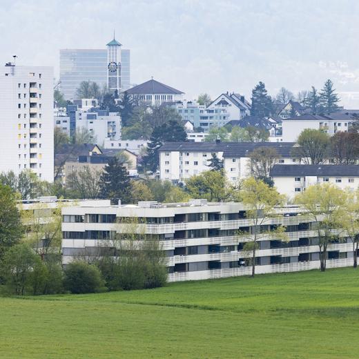 Wohnhaeuser im Stadtteil Seebach, aufgenommen am Donnerstag, 27. April 2023 in Zuerich. (KEYSTONE/Michael Buholzer)
