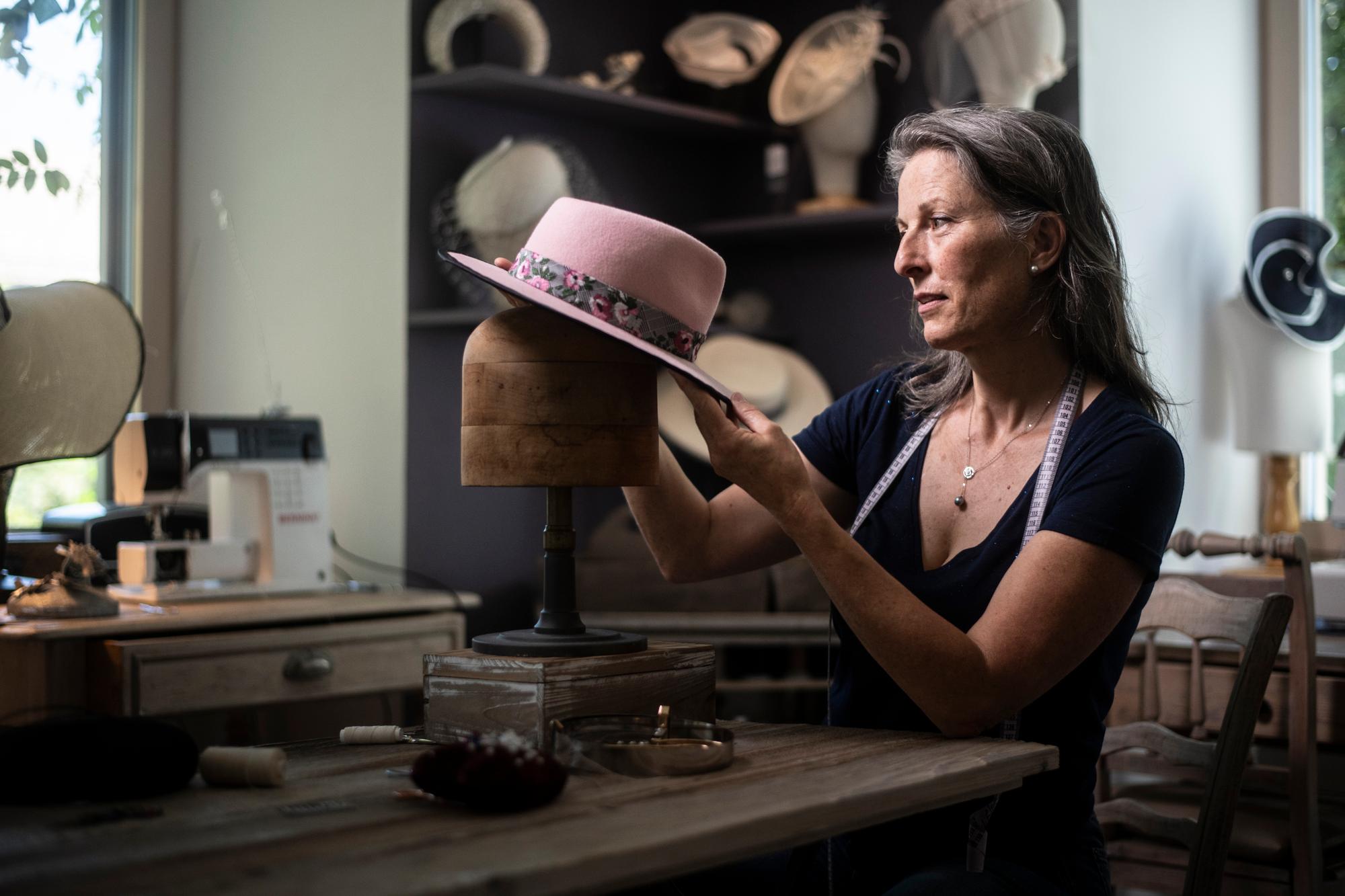Portrait de :Annick Roulet, la chapelière. Réalisé dans le cadre d'une série d'été sur les ''poètes de l'artisanat'' pour le journal le Temps abec. Gregoire Baur. ©Louis Dasselborne