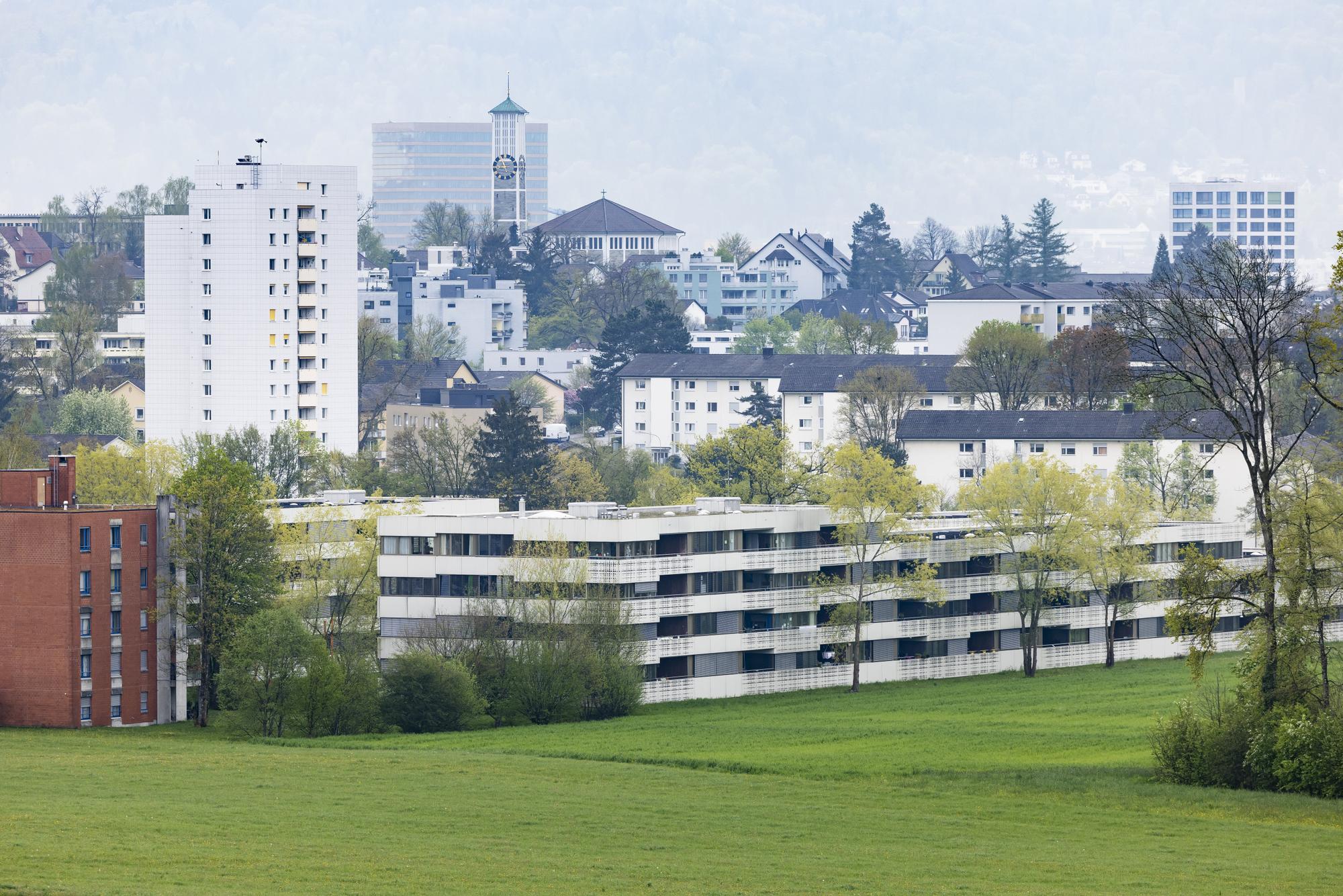Wohnhaeuser im Stadtteil Seebach, aufgenommen am Donnerstag, 27. April 2023 in Zuerich. (KEYSTONE/Michael Buholzer)