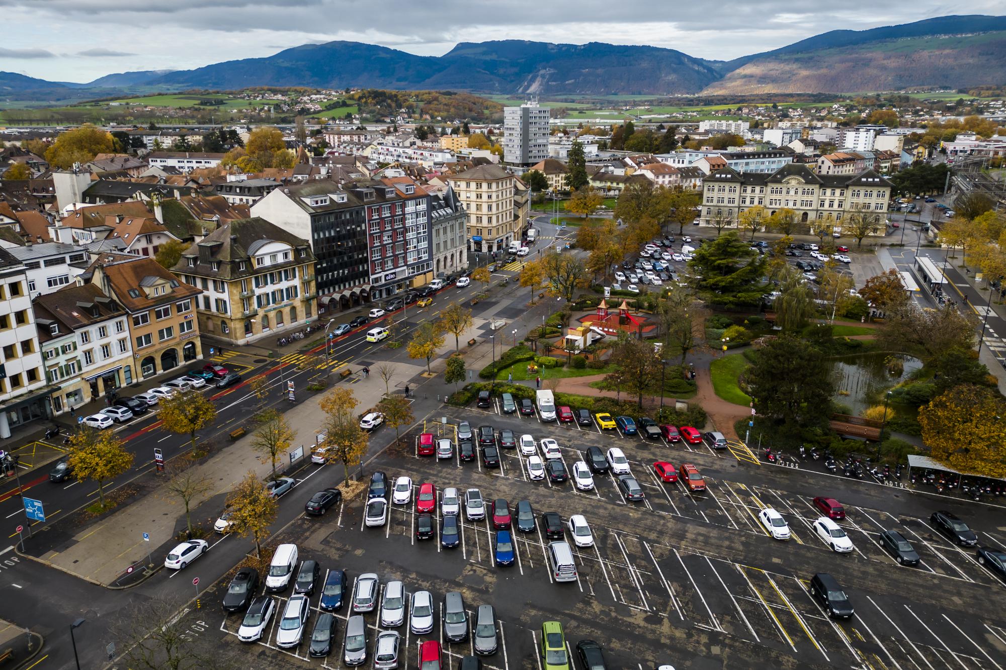 Une vue aerienne de la Place d'Armes lors d'une conference de presse de la Municipalite d'Yverdon sur le projet de parking de la Place d'Armes pres de la gare le mercredi 16 novembre 2022 a Yverdon. (KEYSTONE/Jean-Christophe Bott)