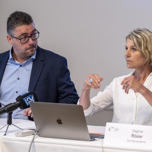 Dagmar Roesler, Zentralpraesidentin, vom Dachverband Lehrerinnen und Lehrer Schweiz (LCH), rechts, und David Rey, Syndicat des Enseignant es Romand (SER), informieren an einer Medienkonferenz ueber den Personalmangel an den Schulen, am Donnerstag, 10. August 2023, in Bern. (KEYSTONE/Peter Schneider)