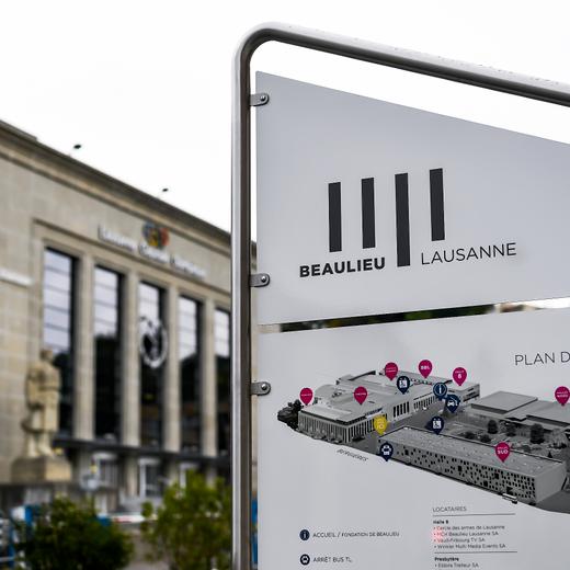 Un panneau est visible a cote du Palais de Beaulieu, sur le site du Centre de Congres et d'Exposition, lors d'une conference de presse sur l'avenir du Palais de Beaulieu ce vendredi 31 aout 2018 a Lausanne. (KEYSTONE/Jean-Christophe Bott)