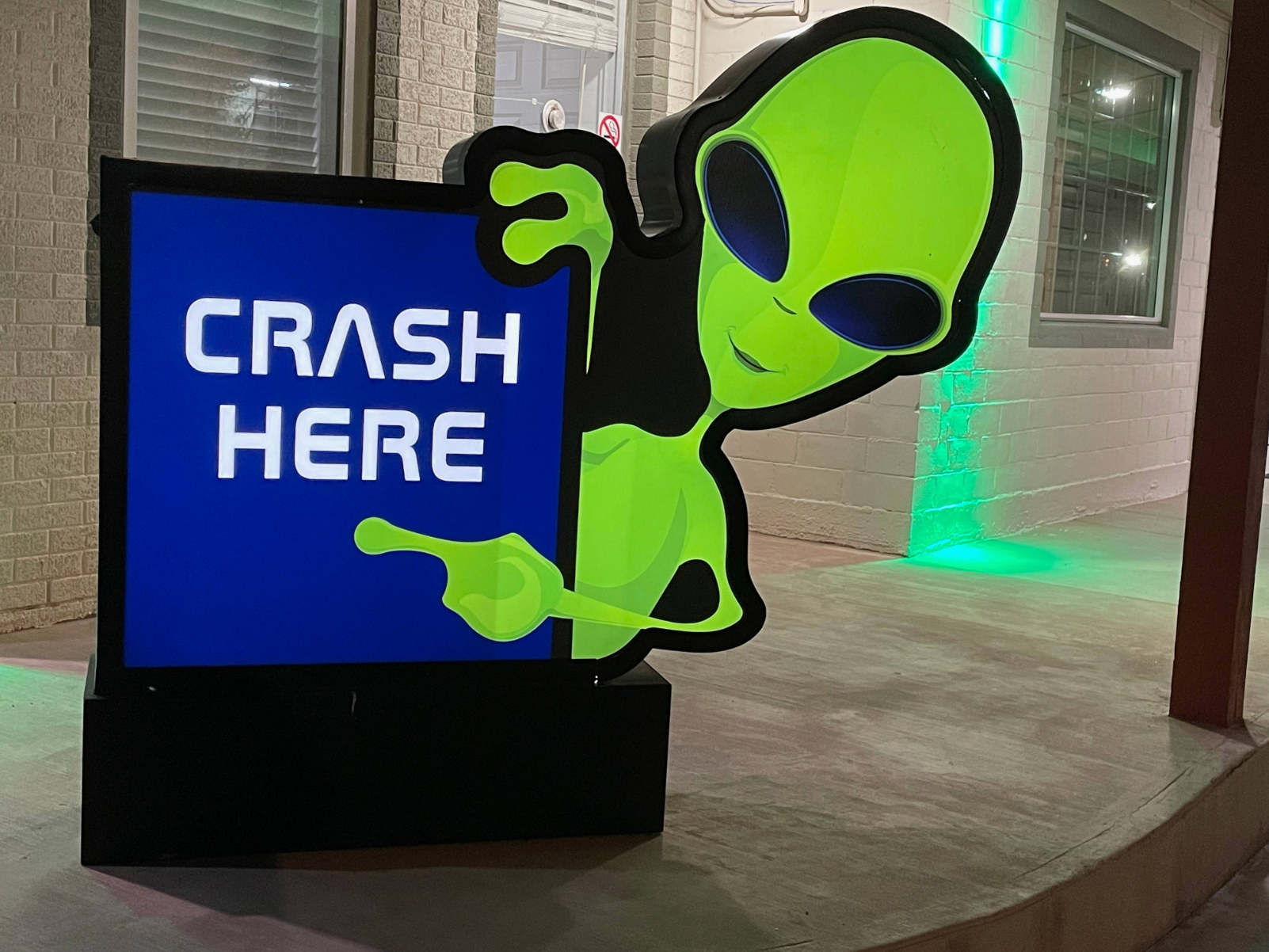 Panneau d'accueil à l'entrée d'un motel à Roswell.