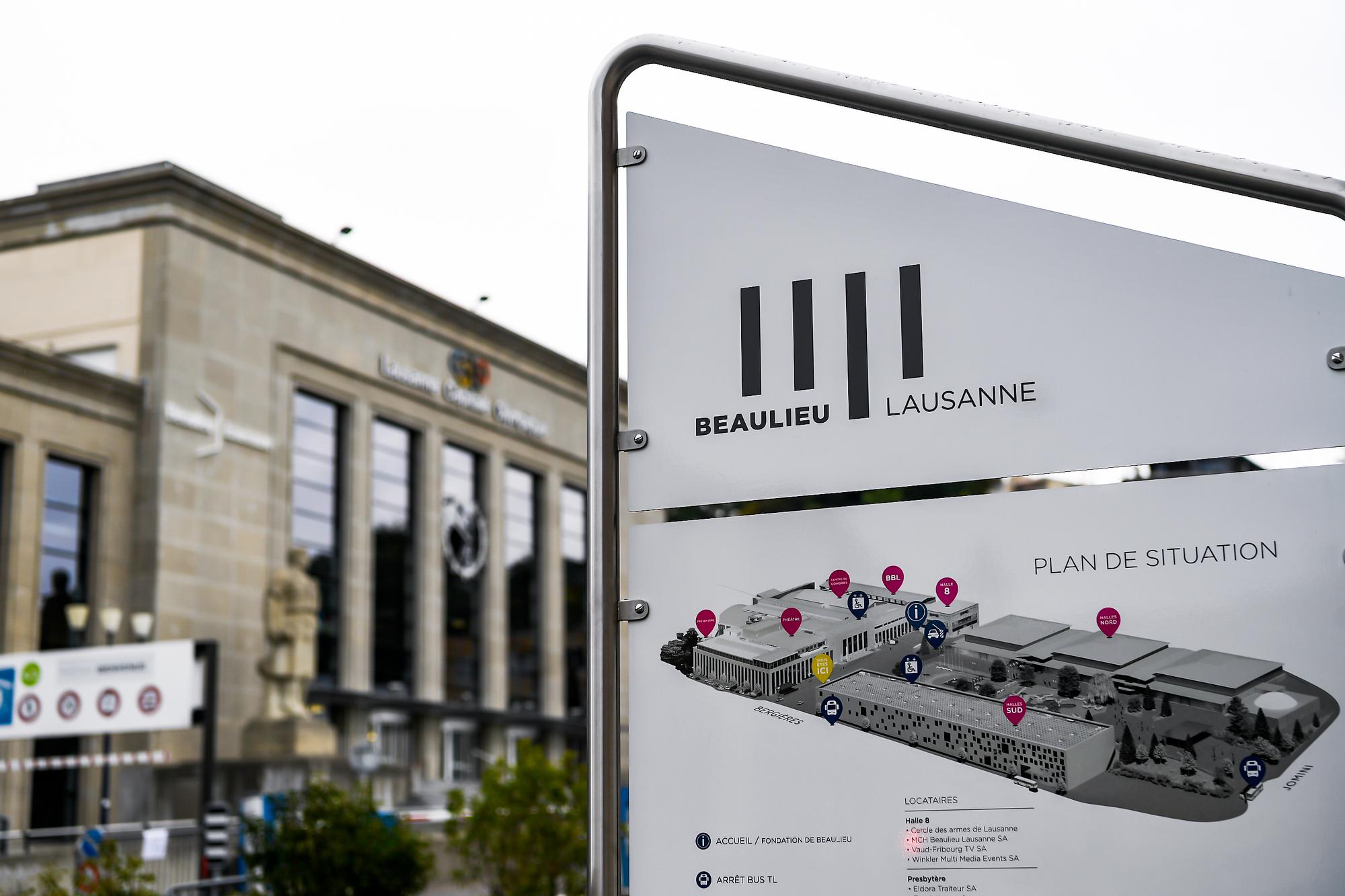 Un panneau est visible a cote du Palais de Beaulieu, sur le site du Centre de Congres et d'Exposition, lors d'une conference de presse sur l'avenir du Palais de Beaulieu ce vendredi 31 aout 2018 a Lausanne. (KEYSTONE/Jean-Christophe Bott)