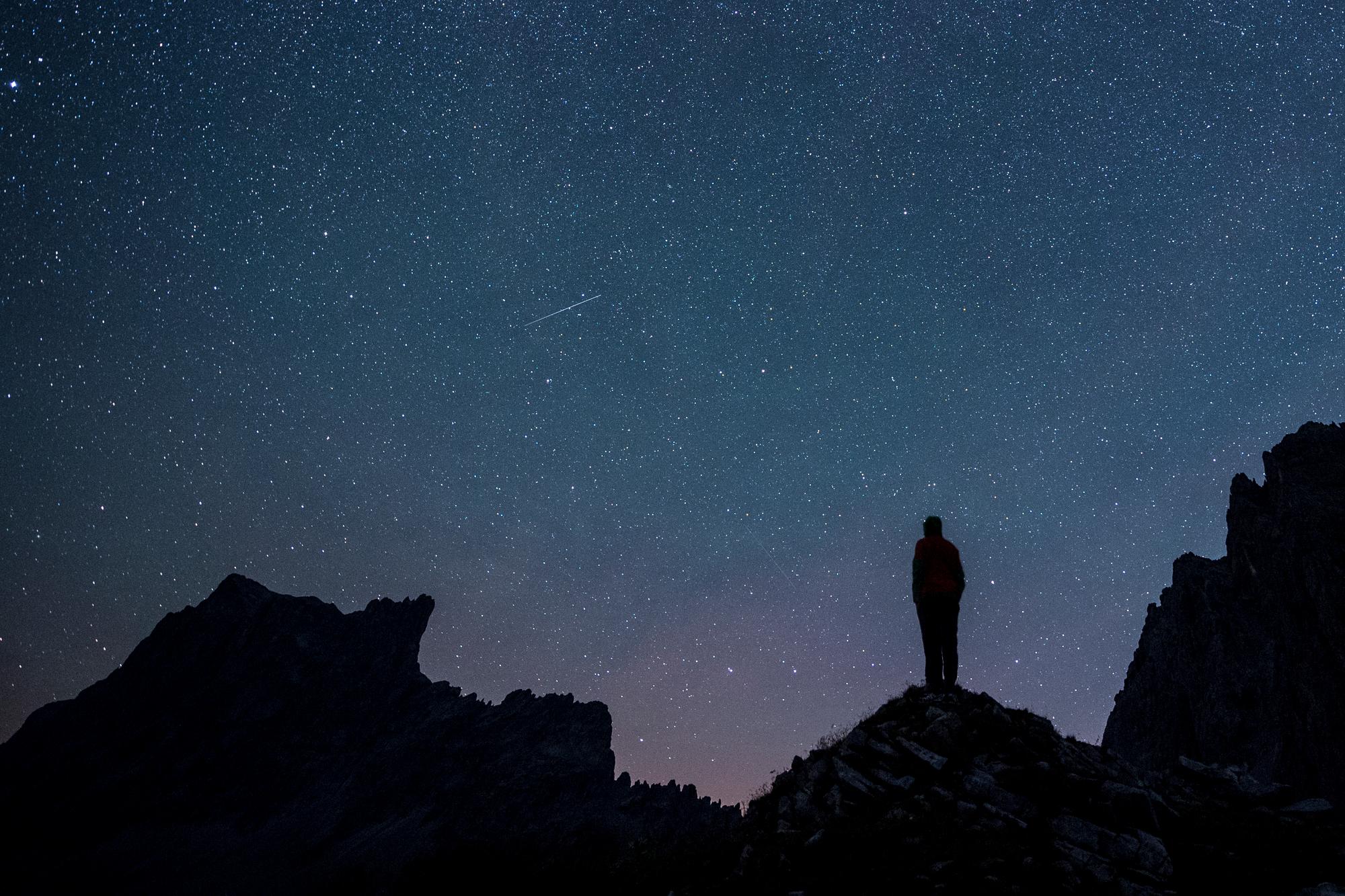 Stars and shooting stars are pictured during the annual perseids meteor shower, with the Drusenfluh mountain (2827 meter above sea level), left, and Sulzfluh mountain (2817 meters above sea level), on Thursday, August 13, 2015, in St. Antoenien in the canton of Grisons, Switzerland. (KEYSTONE/Gian Ehrenzeller) Sterne und Sternschnuppen erhellen den Nachthimmel ueber der Drusenfluh (2827 Meter), links, und Sulzfluh (2817 Meter), waehrend dem jaehrlichen Meteorstrom der Perseiden, aufgenommen am Donnerstag, 13. August 2015, in St. Antoenien. (KEYSTONE/Gian Ehrenzeller)