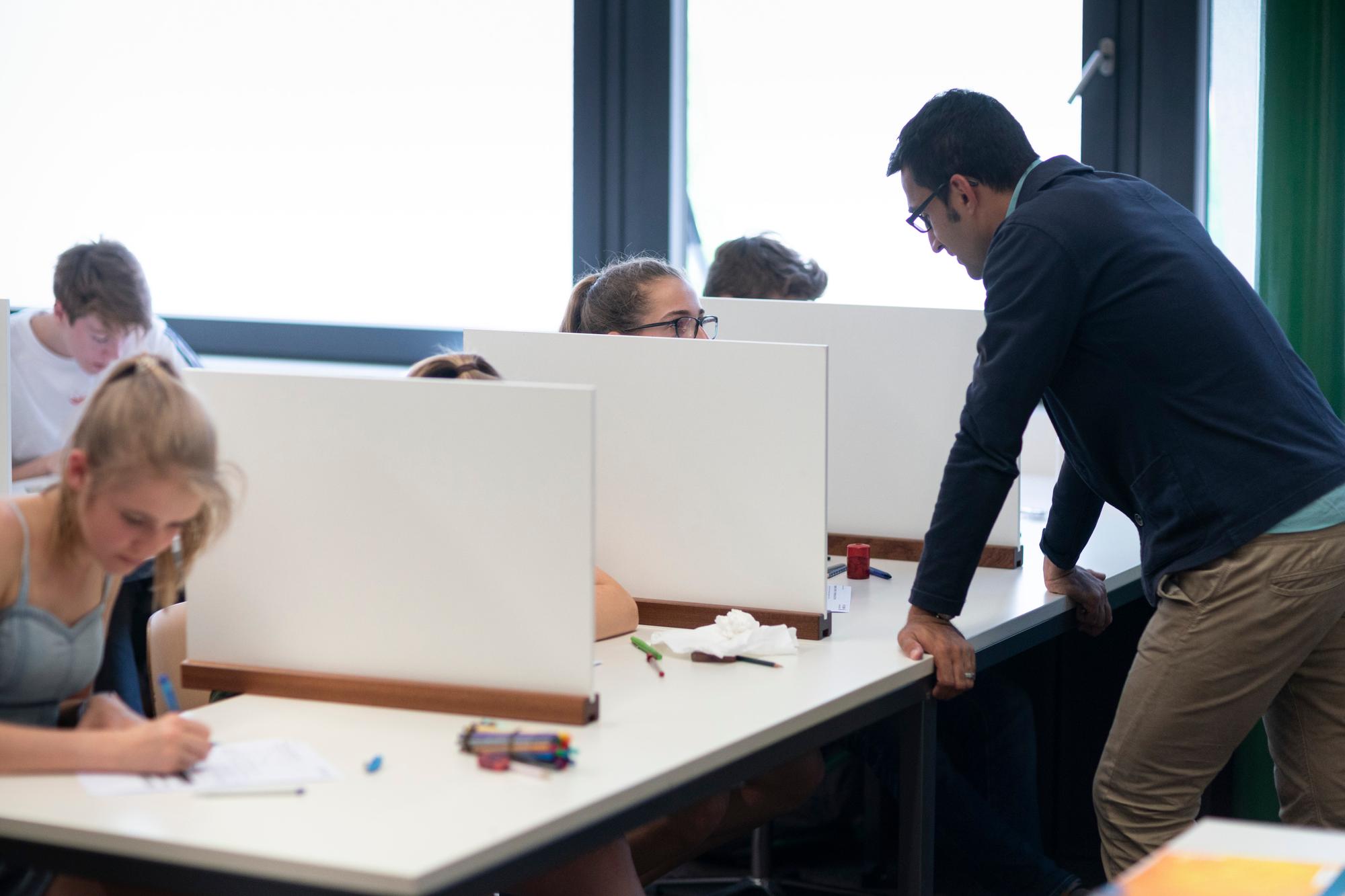 Gymi Schueler und Schuelerinnen der 3 Klasse schreiben eine Pruefung im Wirtschaft und Recht Unterricht an der Kanti Glarus am 17. Juni 2019 in Glarus. (KEYSTONE/Gaetan Bally)