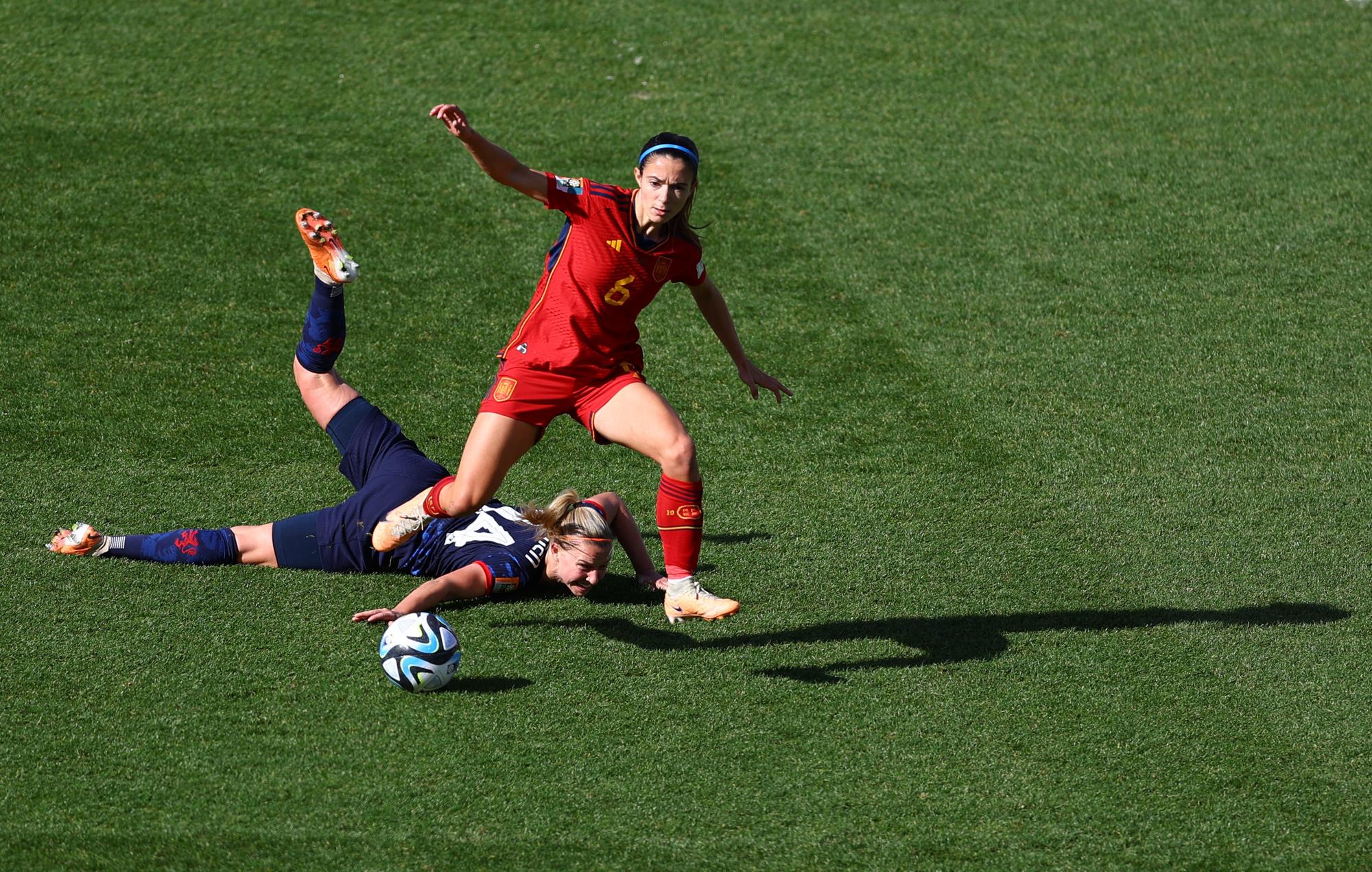 Soccer Football - FIFA Women's World Cup Australia and New Zealand 2023 - Quarter Final - Spain v Netherlands - Wellington Regional Stadium, Wellington, New Zealand - August 11, 2023  Spain's Aitana Bonmatí in action with Netherlands' Jackie Groenen REUTERS/Molly Darlington