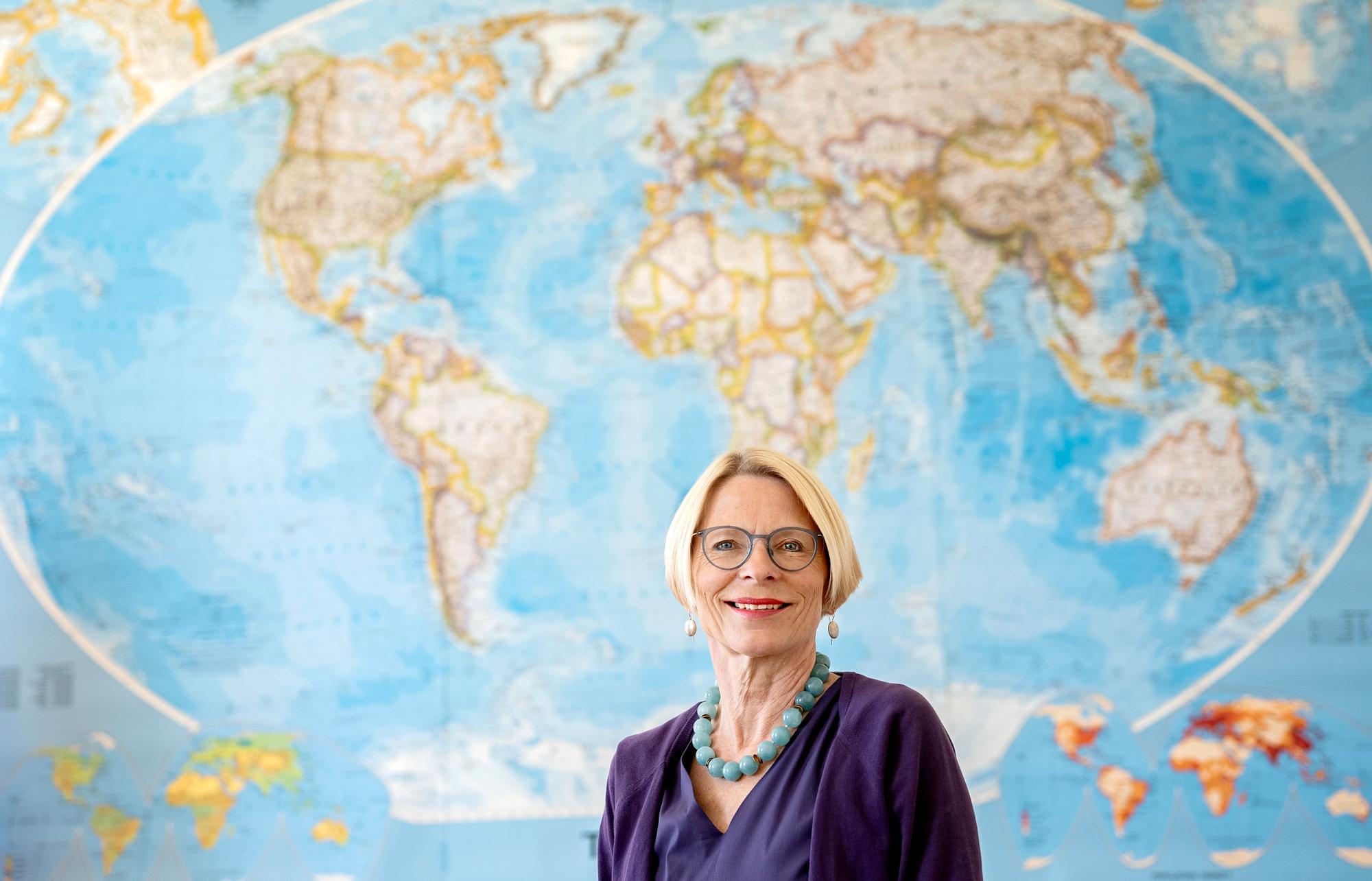 Staatssekeretaerin, Botschafterin Livia Leu bei der Arbeit in ihrem Buero im Bundeshaus West in Bern am 3. August 2023. (EDA/Pascal Lauener)