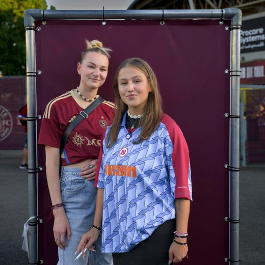 Chloé et Emma. Les supporters du FC Servette au Stade de la Praille., pour le match contre le St-Gall. Lancy . 12.8.202