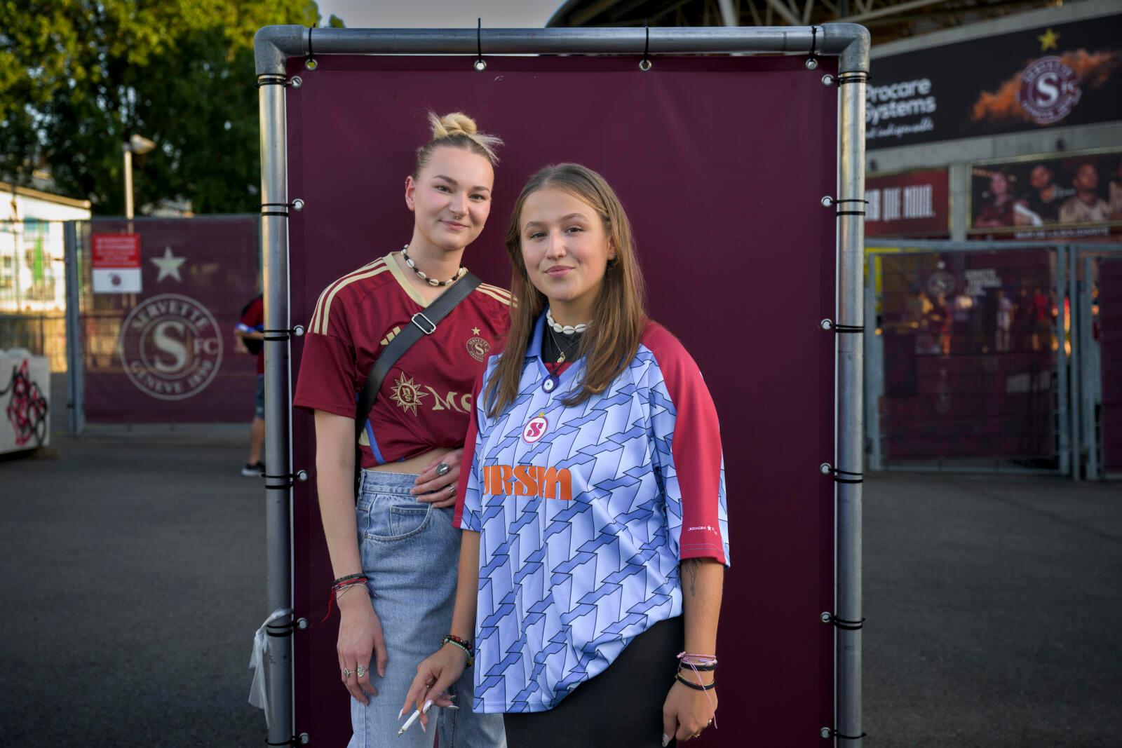 Chloé et Emma. Les supporters du FC Servette au Stade de la Praille., pour le match contre le St-Gall. Lancy . 12.8.202