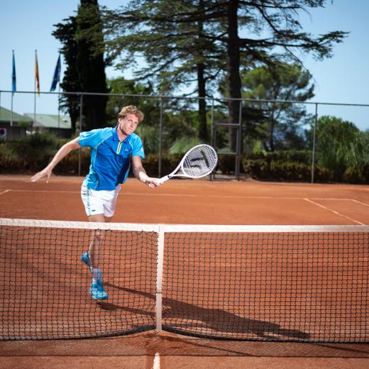 Portrait de Antoine Bellier dans son Club de tennis à Cannes, le " Cannes Garden Tennis Club"