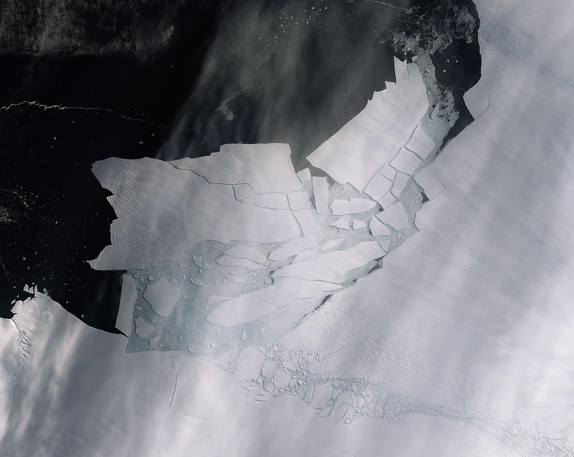epa08219072 A handout picture made available by the European Space Agency (ESA) of an almost cloud-free image captured by the Copernicus Sentinel-2 mission showing freshly broken bergs from the Pine Island Glacier (PIG), Antarctica, 11 February 2020 (issued 15 February 2020). On 09 February 2020 ESA satellites observed that icebergs calved from the glacier. The Pine Island Glacier, along with its neighbor Thwaites glacier, connect the center of the West Antarctic Ice Sheet with the ocean, and together discharge significant quantities of ice into the ocean. EPA/ESA HANDOUT HANDOUT EDITORIAL USE ONLY/NO SALES