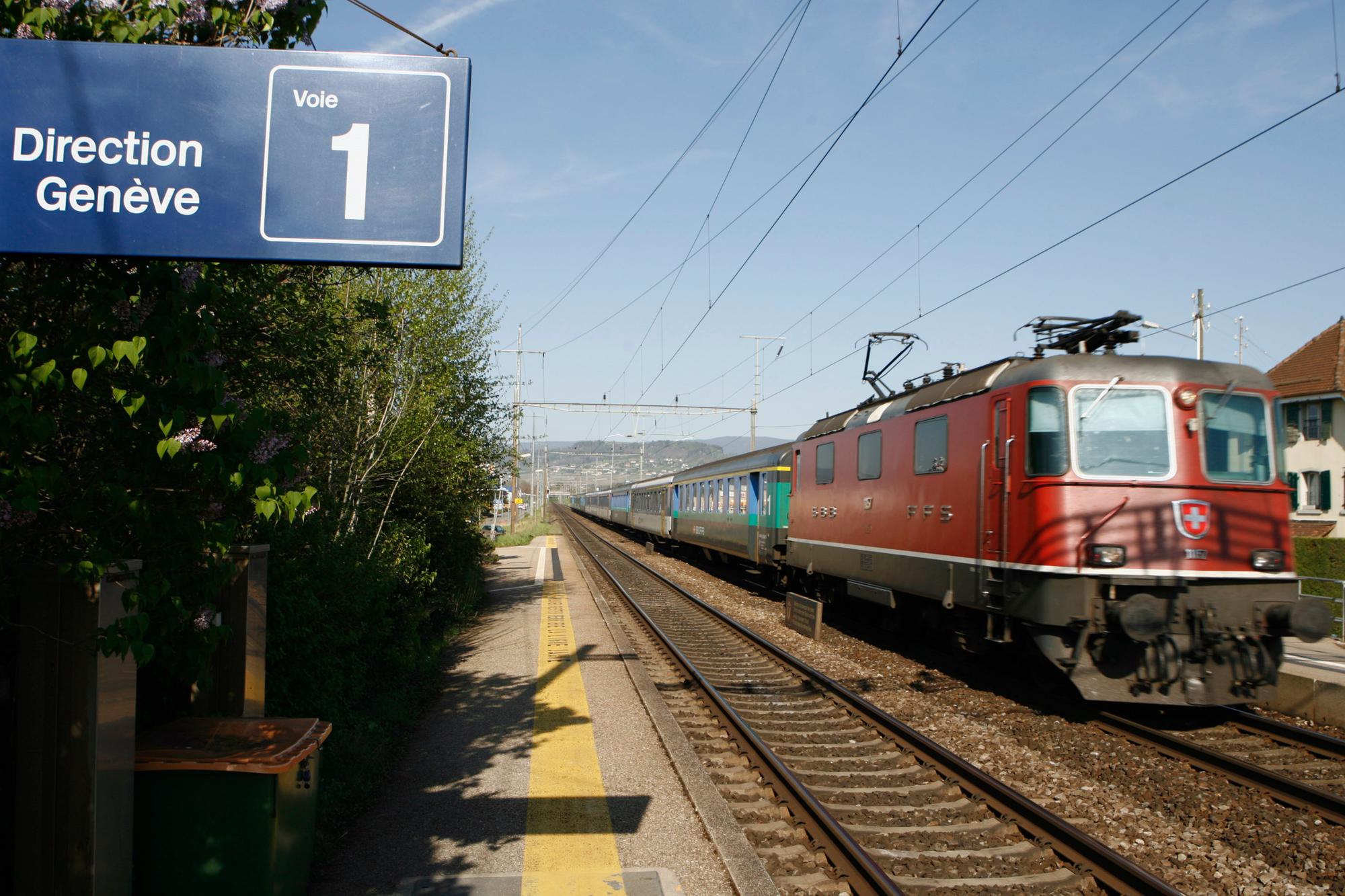 Un train des Chemins de Fer Federaux, CFF, passe a cote d'un panneau indiquant Voie 1 direction Geneve, a la gare d' Etoy ce lundi 16 avril 2007 a Etoy, Vaud. La confederation a relegue a plus tard la realistation de la troisieme voie ferroviaire CFF entre Geneve et Lausanne, ces travaux fesaient partie de la 2e etape de Rail 2000. (KEYSTONE/Laurent Gillieron)