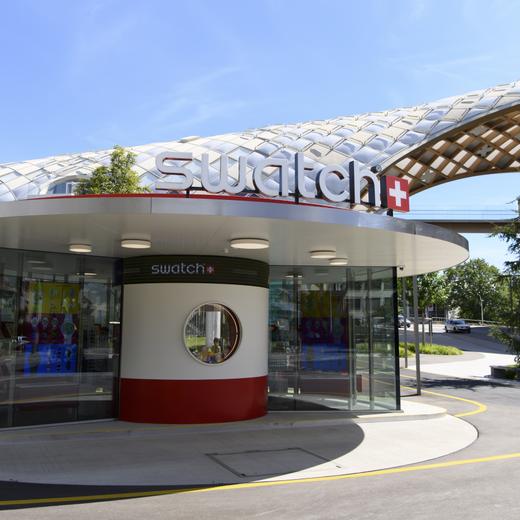 La boutique Swatch Drive-Thru Stor est photographiée devant le siège social de Swatch, le 26 août 2020, à Bienne.