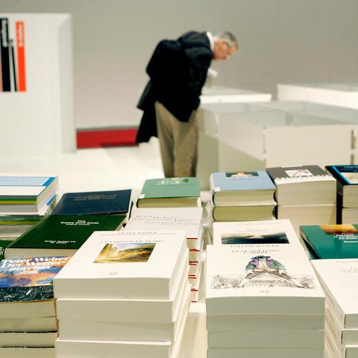 Moment de lecture au stand de St-Gall, canton invite d' honneur du 22eme Salon International du livre et de la presse, ce mercredi 30 avril 2008 a la Palexpo a Geneve. (KEYSTONE/Magali Girardin)