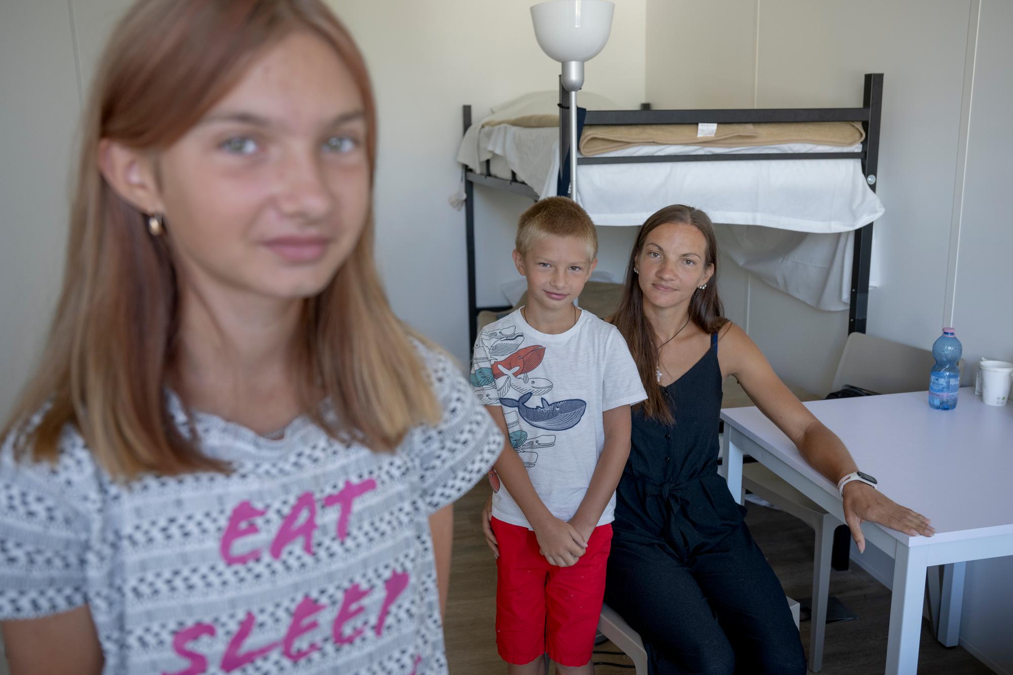 Le nouveau centre d'hébergement pour réfugiés ukrainiens à Versoix. Irina avec Véronika et Danil. 6.8.2023.