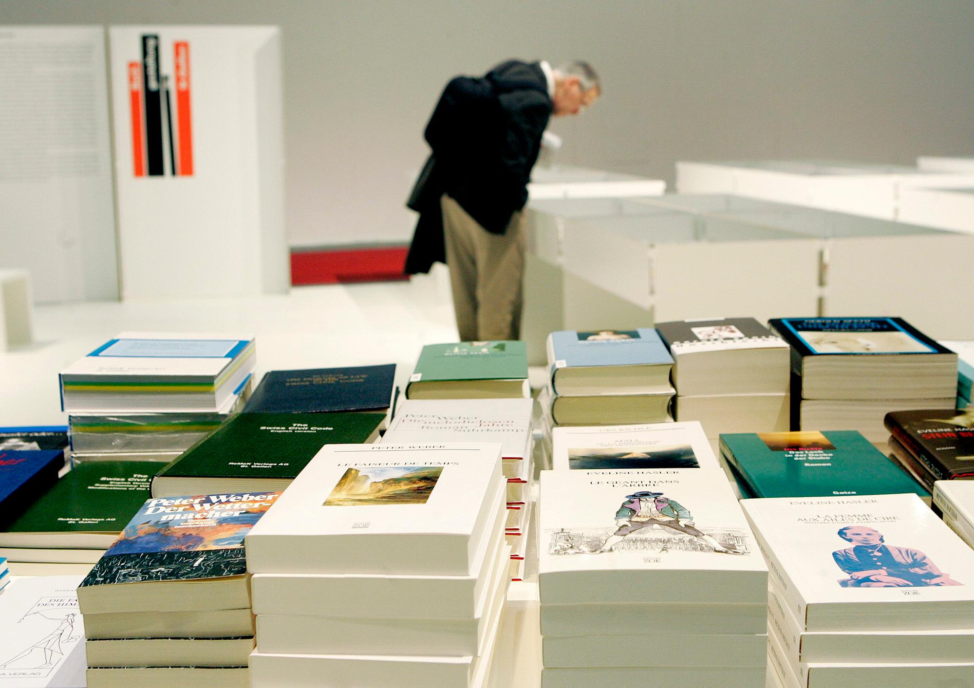 Moment de lecture au stand de St-Gall, canton invite d' honneur du 22eme Salon International du livre et de la presse, ce mercredi 30 avril 2008 a la Palexpo a Geneve. (KEYSTONE/Magali Girardin)