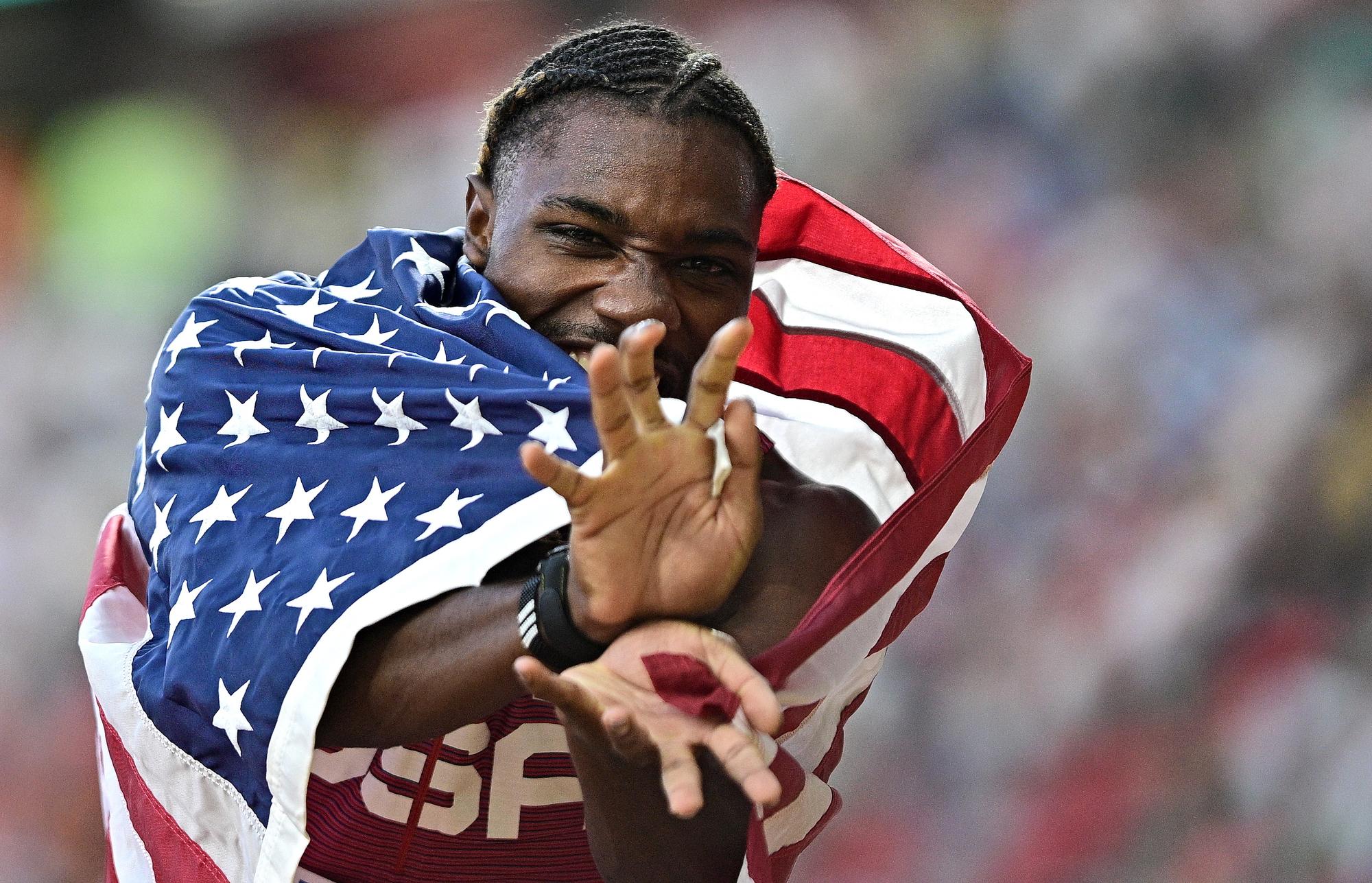 epa10810581 Noah Lyles of the USA celebrates after winning the Men's 100m final at the World Athletics Championships in Budapest, Hungary, 20 August 2023. EPA/CHRISTIAN BRUNA