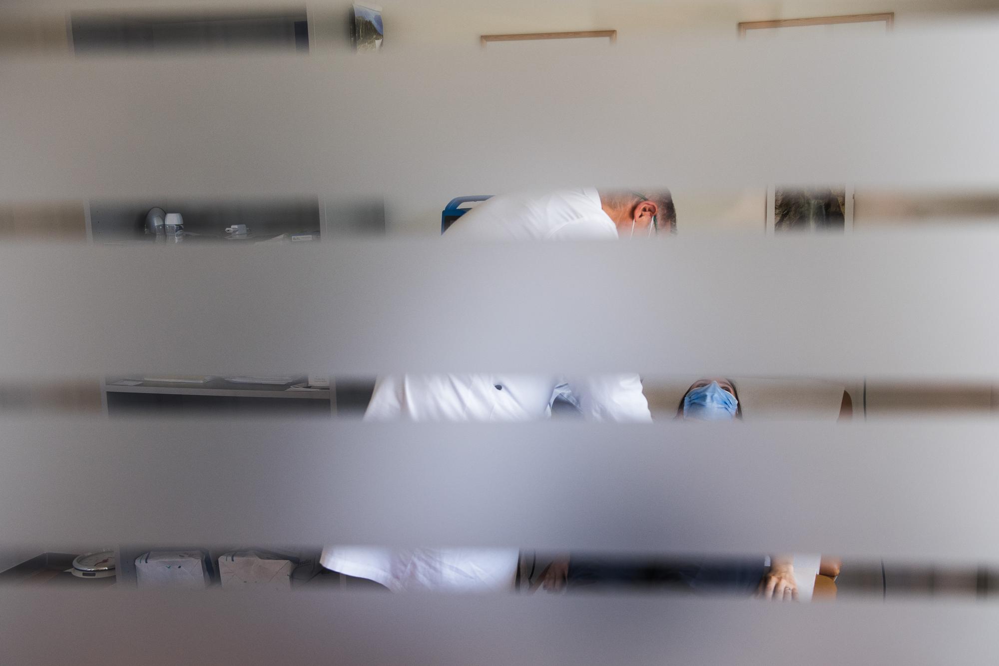 Patienten mit Long-Covid-Symptomen werden am Mittwoch, 19. Mai 2021 in den Raeumen der Klinik Moncucco in Lugano durch den zustaendigen Arzt Pietro Antonini behandelt. In der multidisziplinaeren Ambulanz fuer Long-Covid-Patienten arbeiten Fachaerzte und medizinisch technisches Personal bei der Behandlung der aeusserst vielfaeltigen Symptome zusammen. Nach der akuten Phase leiden einige Covid-19-Betroffene noch monatelang an Atem-, Herz-, Haut-, psychischen, neuromuskulaeren, neurologischen, Nieren- und Stoffwechselproblemen..(KEYSTONE/Ti-Press/Alessandro Crinari)