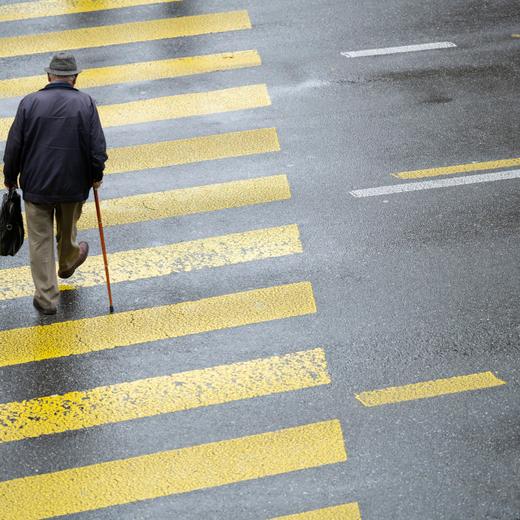 Ein Mann ueberquert einen Fussgaengerstreifen, fotografiert am Mittwoch, 9. November 2022 in Bern. (KEYSTONE/Christian Beutler)