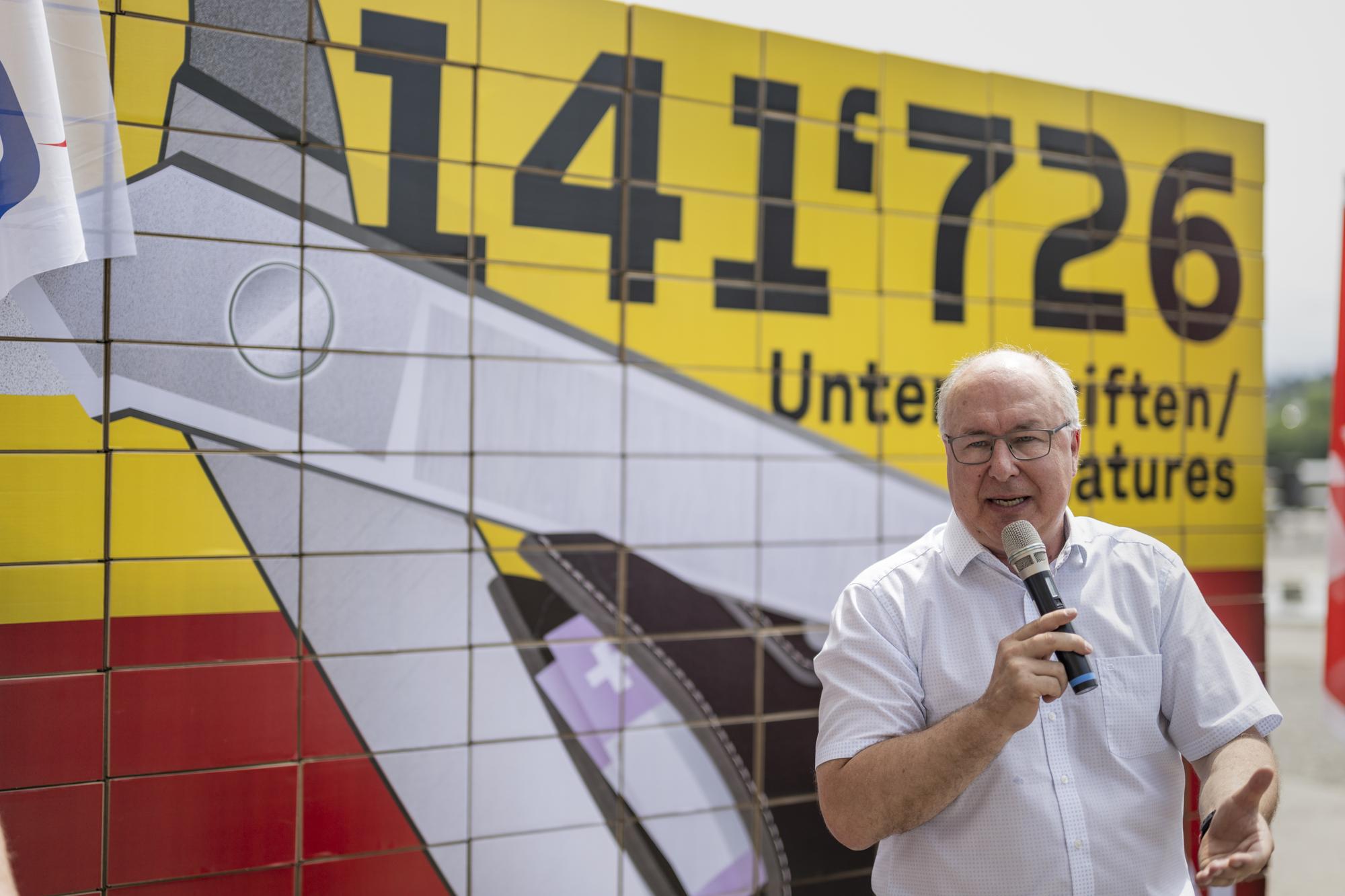 Nationalrat Pierre-Yves Maillard, Praesident SGB, spricht vor AktivistInnen und Aktivisten der grossen Gewerkschaften, bevor sie ueber 140'000 Unter­schriften fuer das Referendum gegen die Pensionskassen-Reform bei der Bundeskanzlei einreichen, am Dienstag, 27. Juni 2023 in Bern. (KEYSTONE/Alessandro della Valle)
