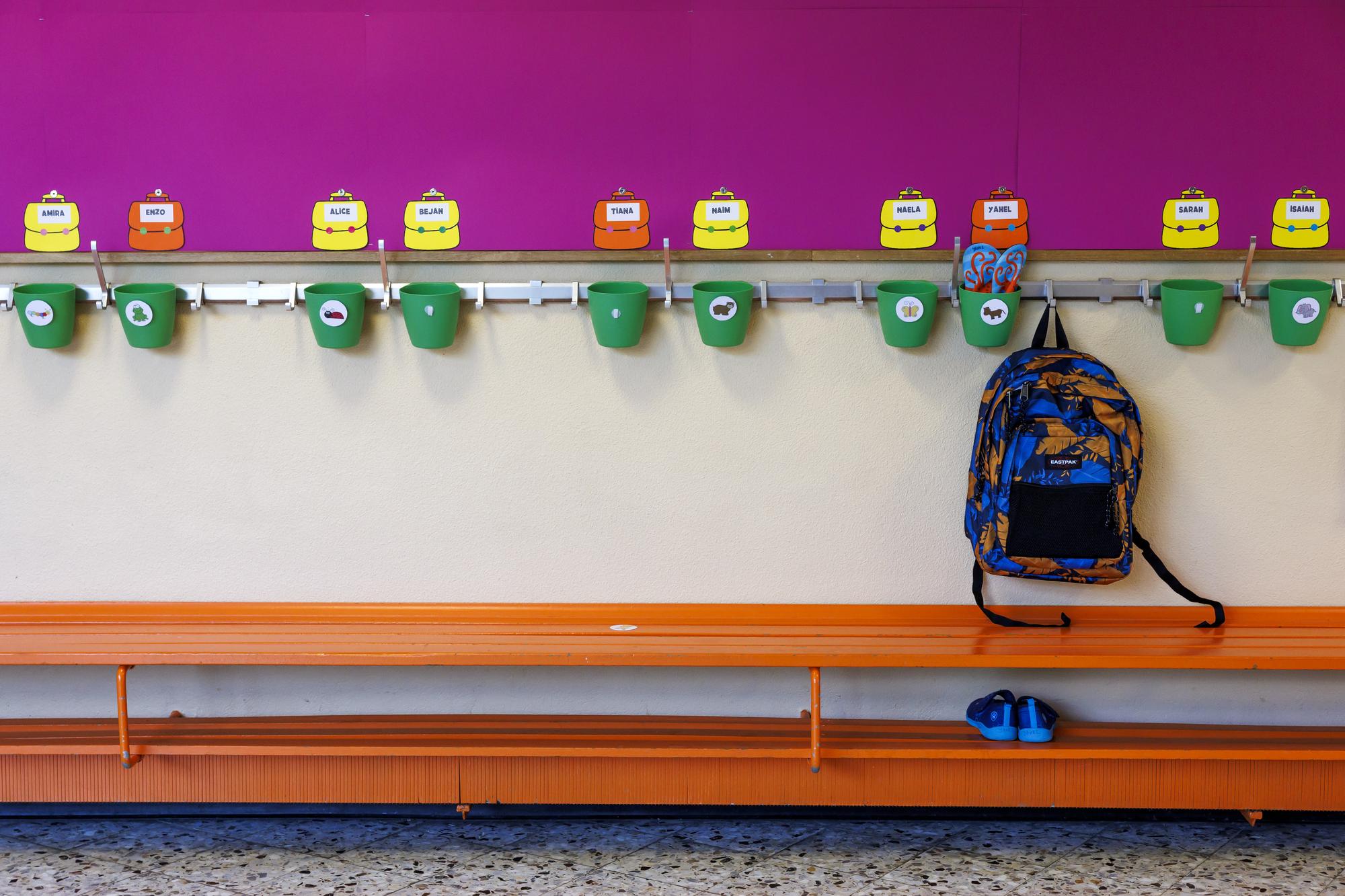 Un eleve a accroche son sacs d'ecole devant leur classe a l'ecole des Tattes lors de la rentree scolaire 2023-24, ce lundi 21 aout 2023 a Onex pres de Geneve. (KEYSTONE/Salvatore Di Nolfi)