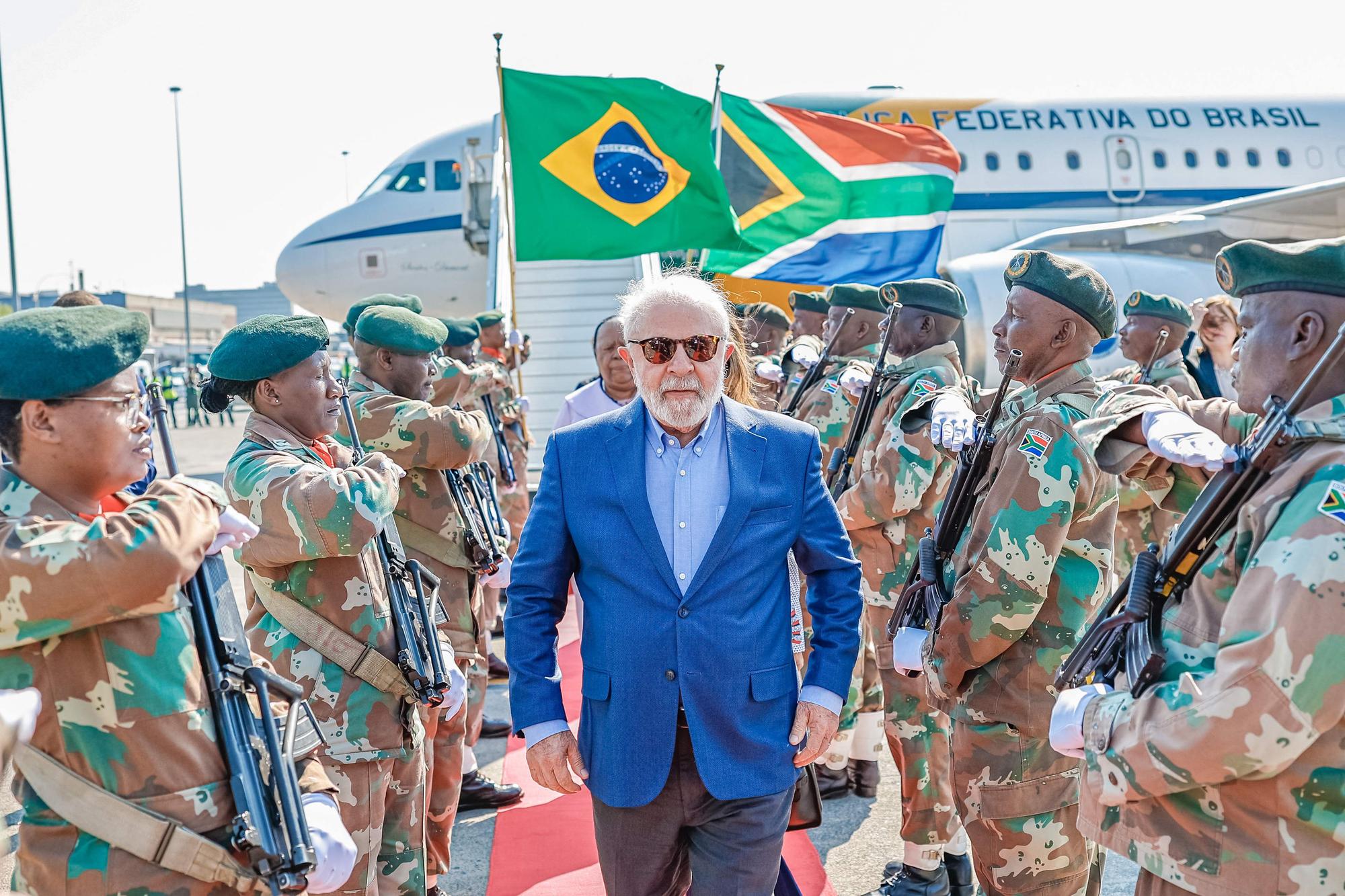 Des soldats de la South African National Defence Force (SANDF) montent une garde d'honneur à l'arrivée du président brésilien Luiz Inacio Lula da Silva, à l'aéroport international OR Tambo d'Ekurhuleni, le 21 août 2023.
