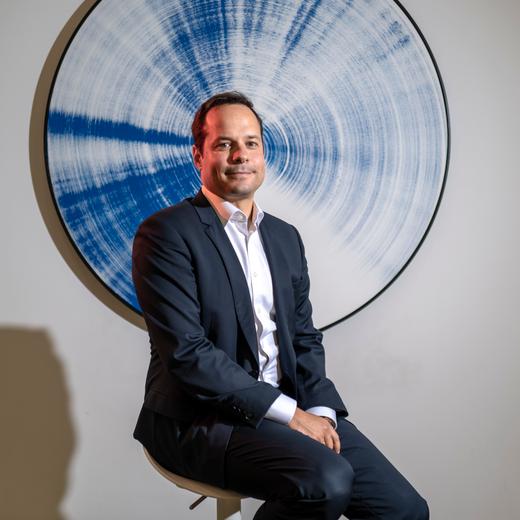 Philippe Gabella,, banquier à la Banque Cantonale Vaudoise, devant une oeuvre de Claudia Comte, BCV de Saint-François, Lausanne, Suisse, le 15 aoùt 2023.